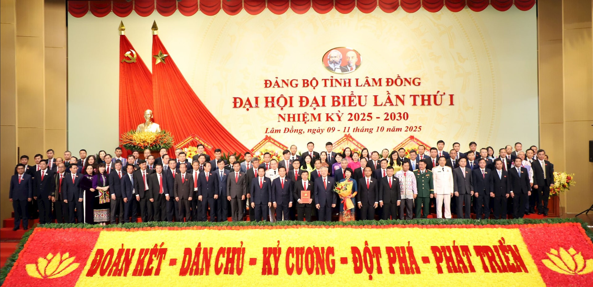 Ban Chấp hành Đảng bộ tỉnh Lâm Đồng nhiệm kỳ 2025 - 2030 nhận quyết định chỉ định của Bộ Chính trị và ra mắt Đại hội