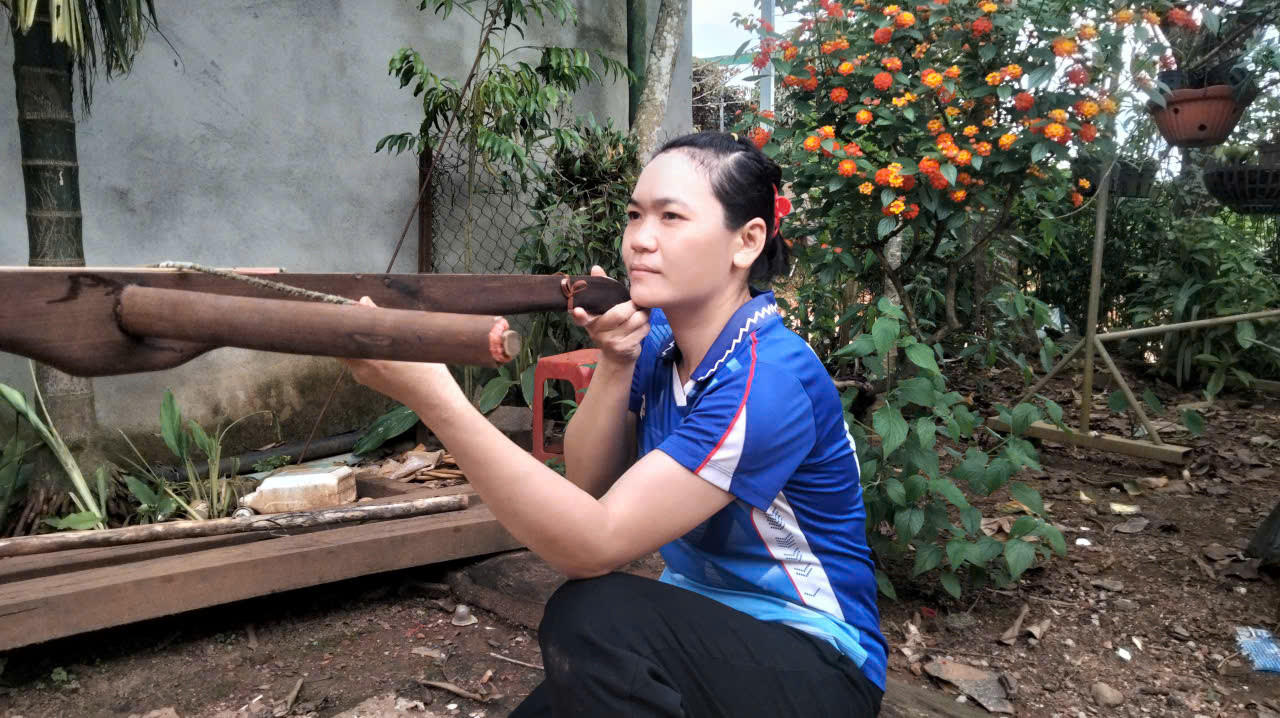 Chị Ngân Thị Khương đang tập bắn nỏ