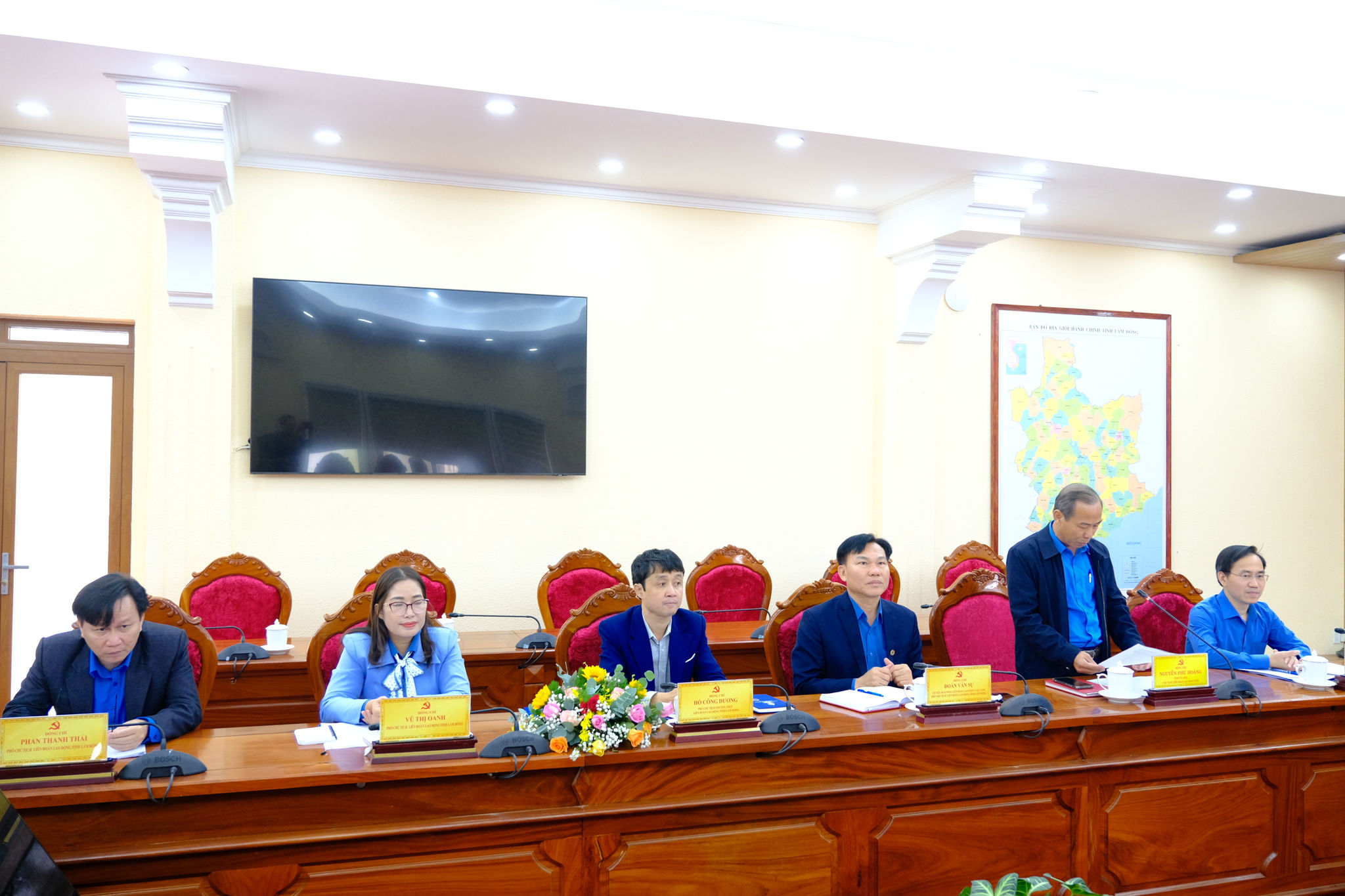 Đại diện lãnh đạo Ban Thường vụ Liên Đoàn Lao động tỉnh Lâm Đồng tham dự buổi làm việc