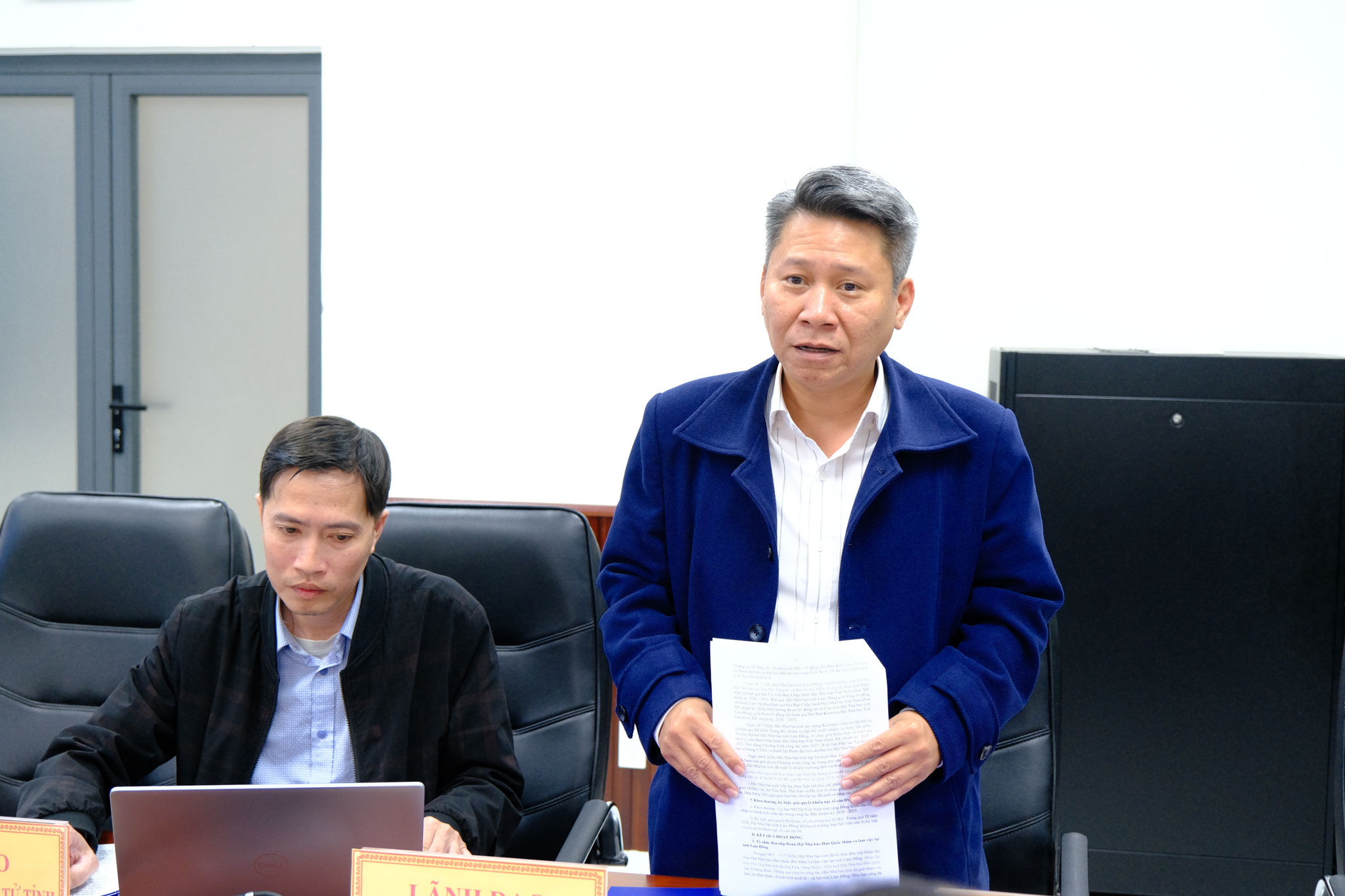 Nhà báo Nguyễn Hoàng Linh, Phó Chủ tịch Thường trực Hội Nhà báo tỉnh Lâm Đồng phát biểu tại hội nghị 