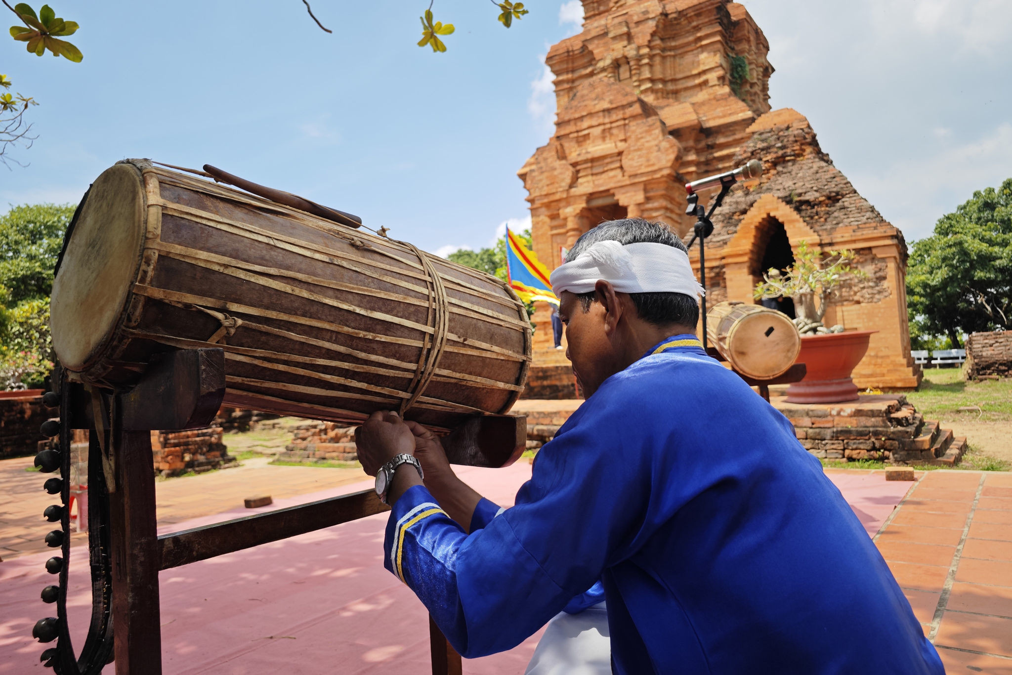 Nghệ nhân căn chỉnh trống trước khi biểu diễn phục vụ du khách