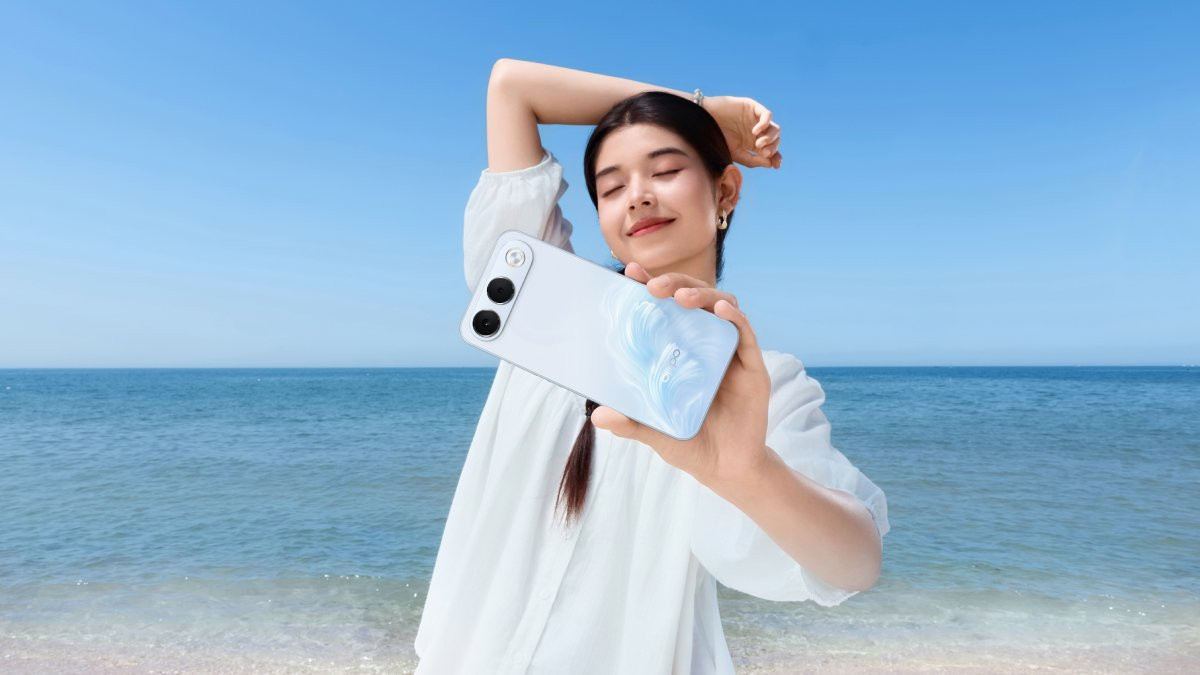 Mặt lưng và màn hình hiển thị của OPPO A7 Pro 5G