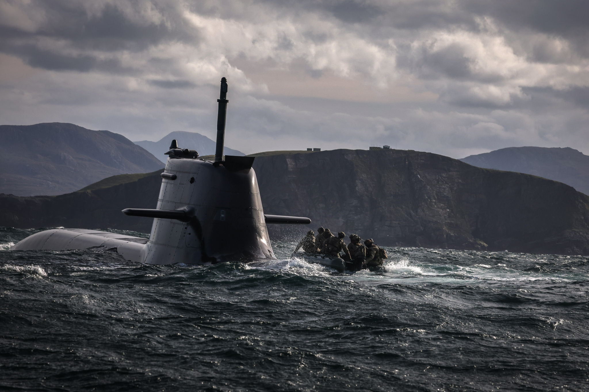 Biệt kích Anh lên tàu ngầm Type 212A của Hải quân Đức ngoài khơi bờ biển phía bắc Scotland