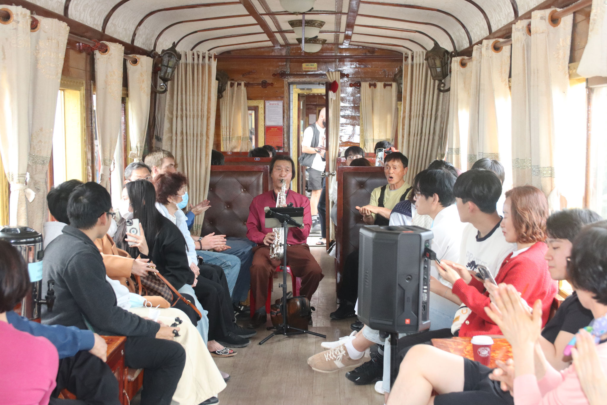 Khách tham quan trải nghiệm trên chuyến tàu Đà Lạt - Trại Mát