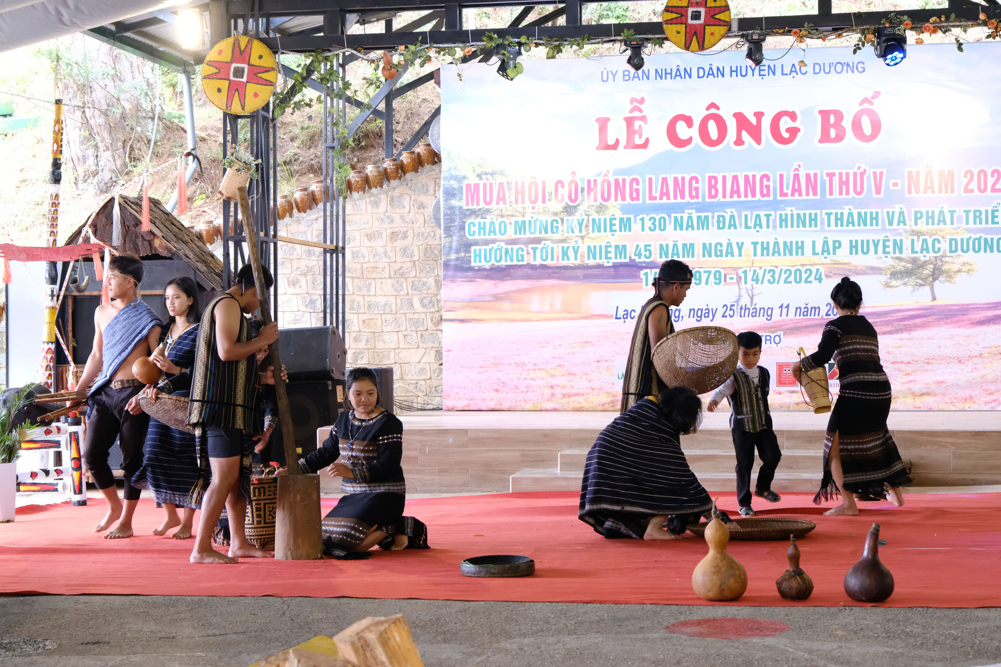 Người dân tộc K'ho ở phường Lang Biang - Đà Lạt tham gia chương trình Mùa hội cỏ hồng