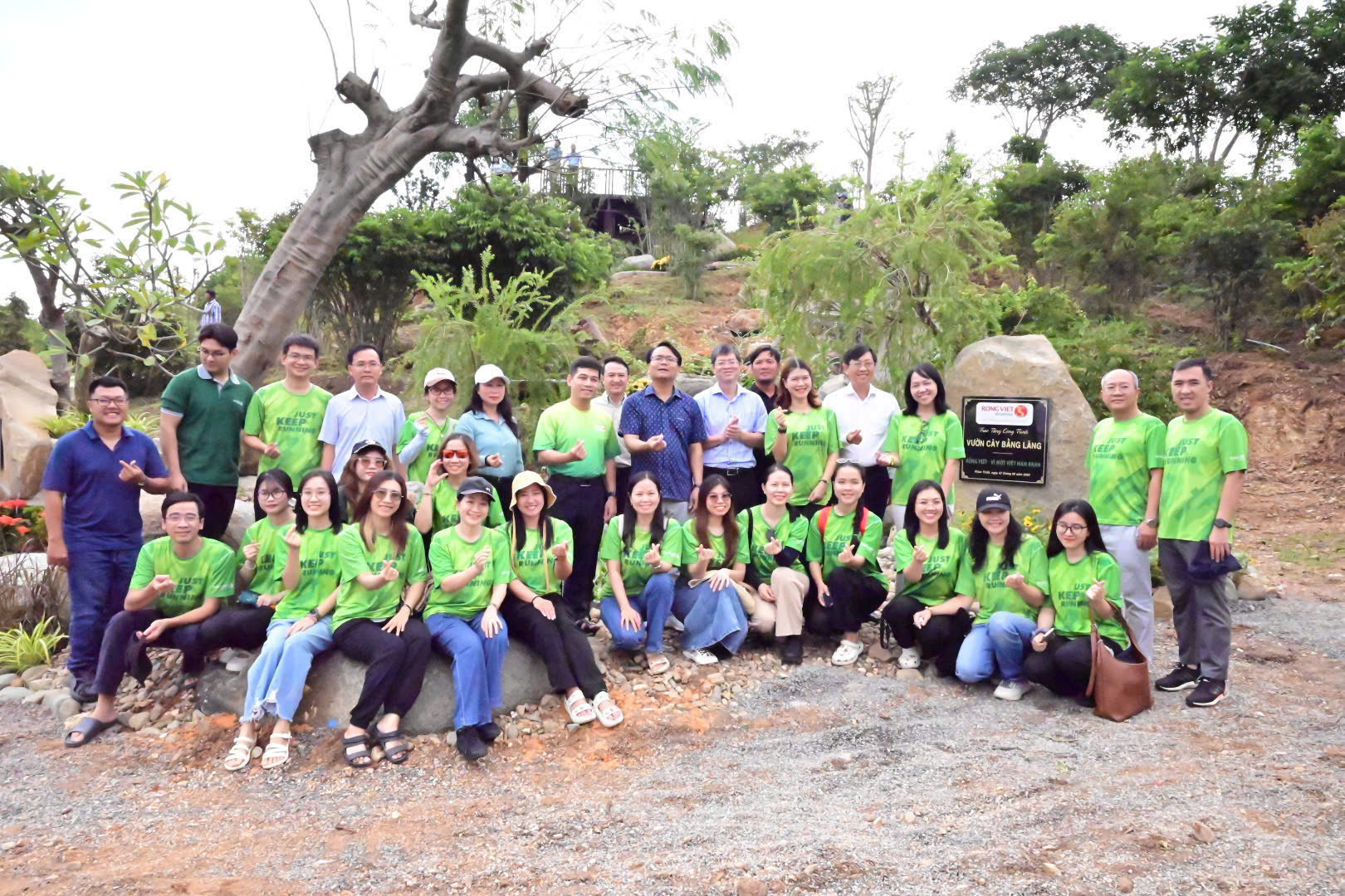 Phó Bí thư Tỉnh ủy Đặng Hồng Sỹ và Phó Chủ tịch UBND tỉnh Nguyễn Hồng Hải chụp hình lưu niệm tại vườn hoa bằng lăng