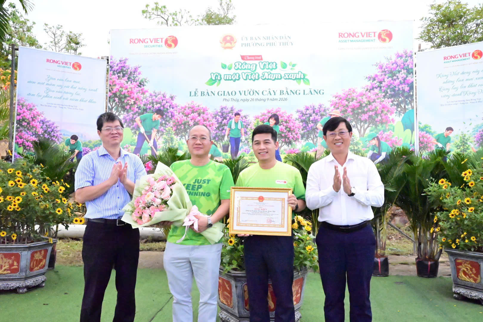 Phó Chủ tịch UBND tỉnh Nguyễn Hồng Hải tặng hoa đơn vị thực hiện công trình vườn hoa bằng lăng