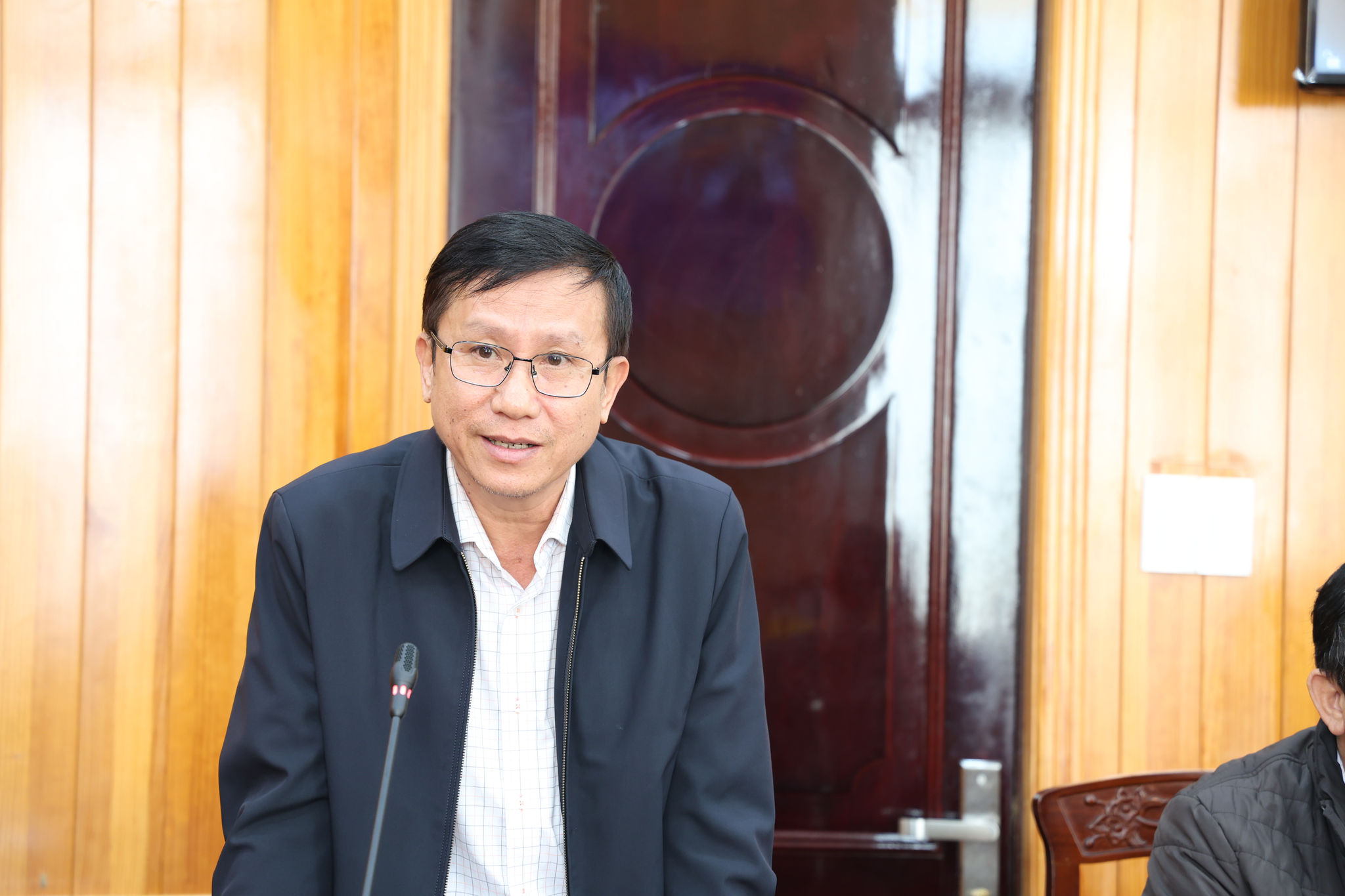 Phó Giám đốc Sở Nội vụ Lê Trung Trường Vũ góp ý về chỉ tiêu tuyển giáo viên cho Sở Giáo dục và Đào tạo