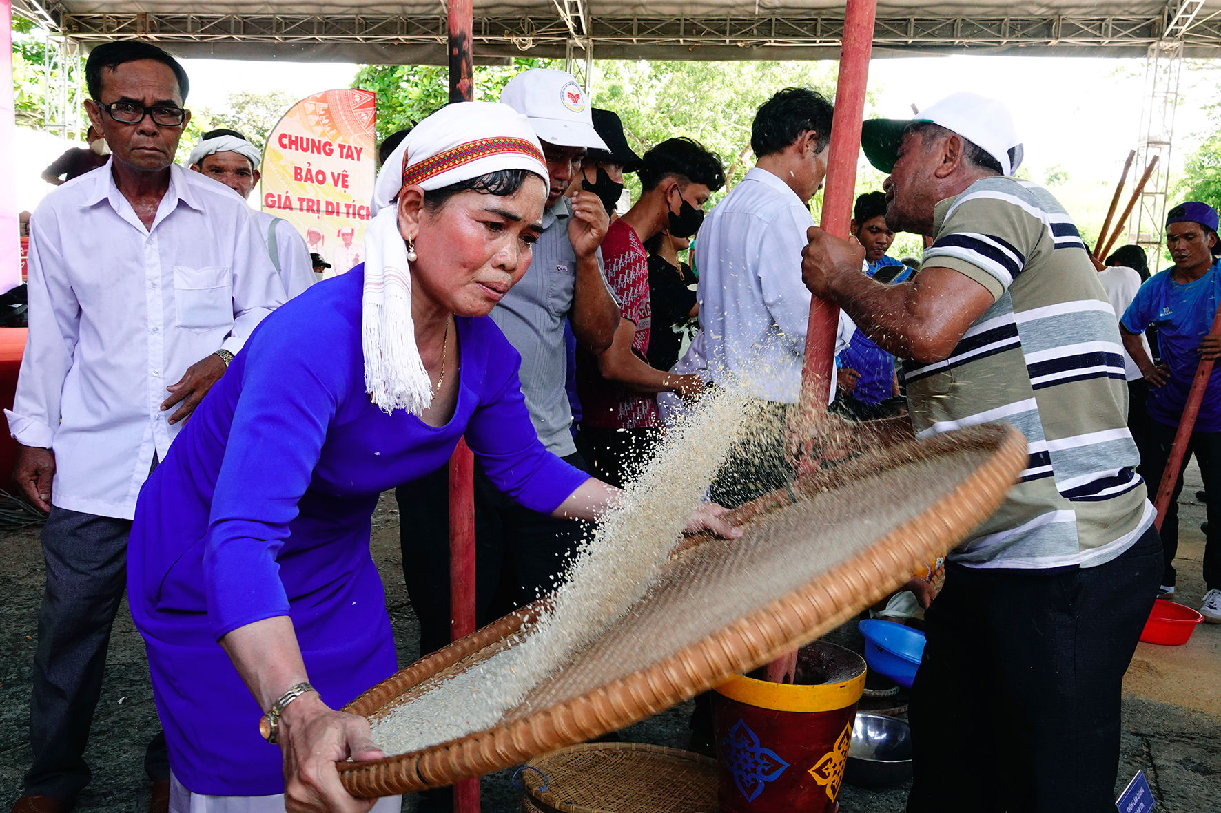 Thi gi&atilde; gạo (2)