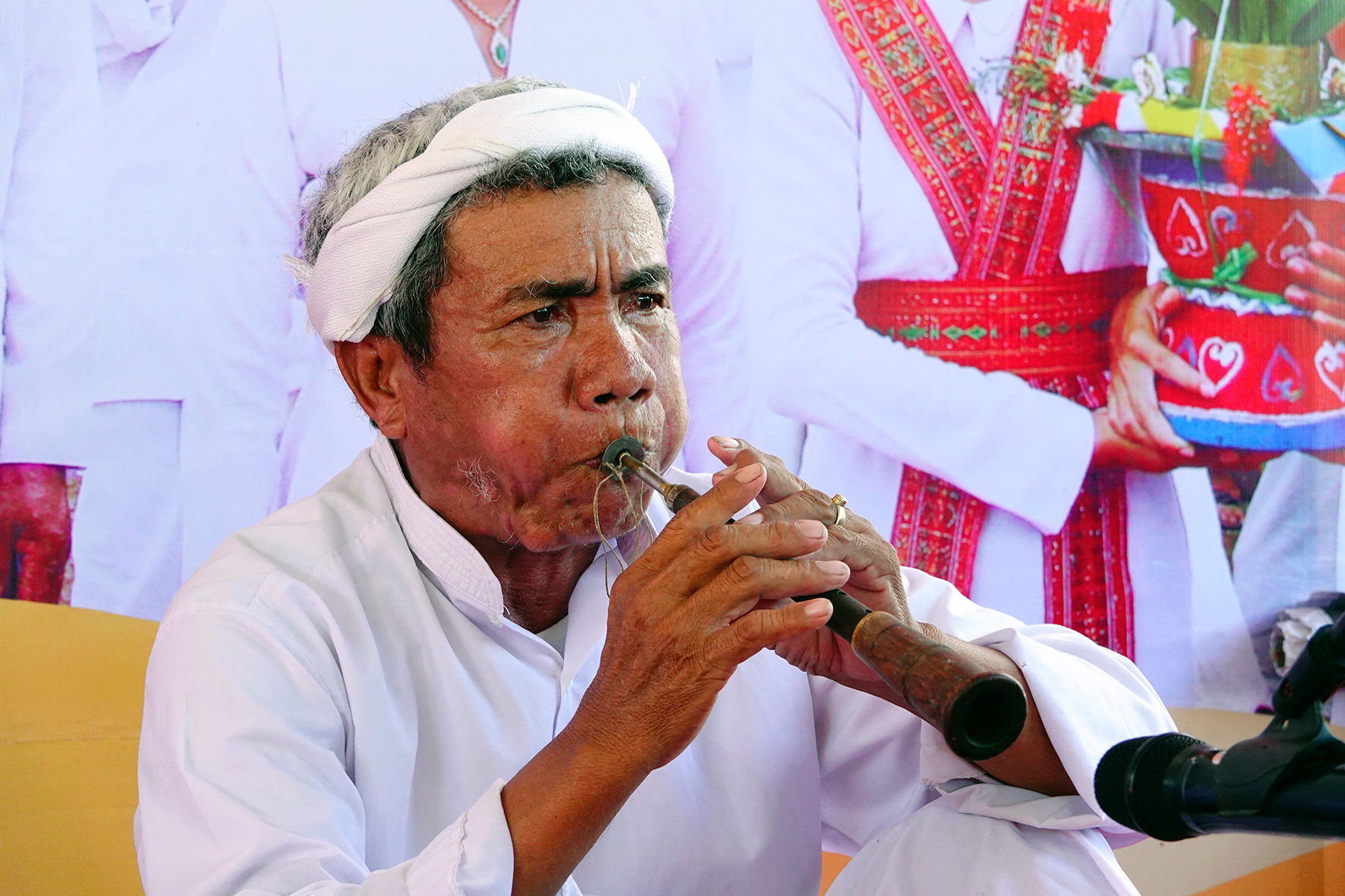 Thi thổi k&egrave;n Saranai (1)