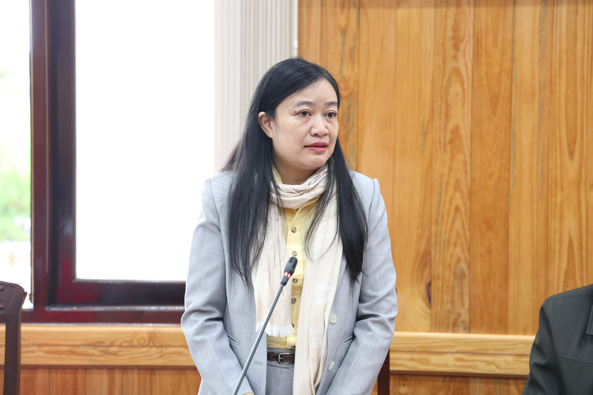 TS Nguyễn Thị Mỹ Hạnh, Phó Hiệu trưởng Cao đẳng Đà Lạt báo cáo về công tác hoạt động sau sắp xếp với Trường Cao đẳng cộng đồng Đắk Nông