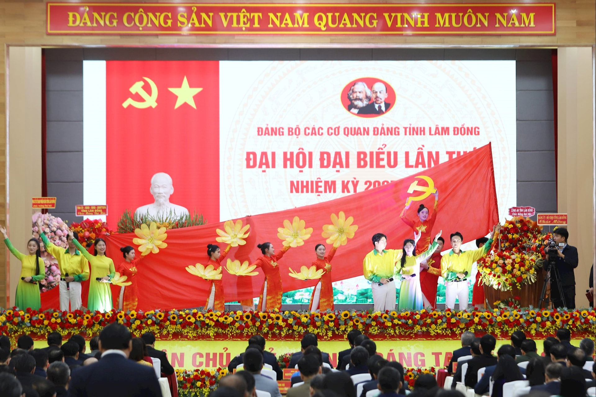Văn nghệ chào mừng Đại hội do Đội Tuyên truyền ca khúc cách mạng của Tỉnh đoàn Lâm Đồng biểu diễn