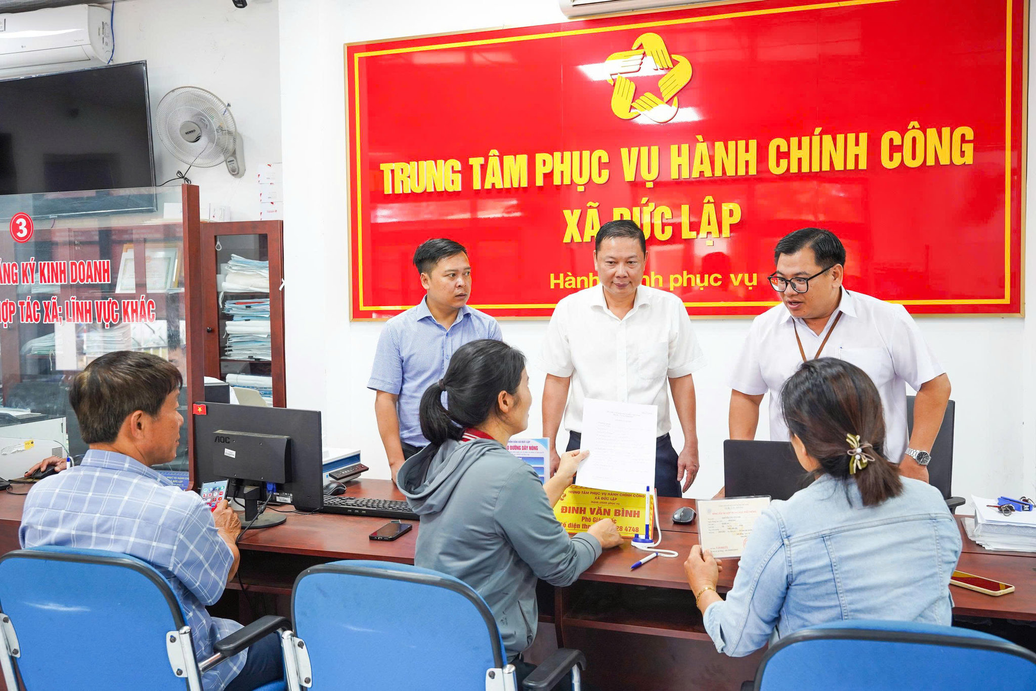 Cán bộ, công chức Trung tâm Phục vụ hành chính công xã Đức Lập hướng dẫn người dân khi đến giải quyết các thủ tục hành chính