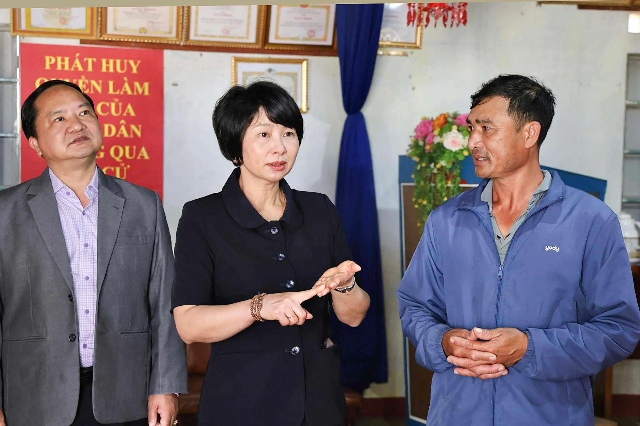 3-pho-bi-thu-tinh-uy-chu-tich-uy-ban-mttq-viet-nam-tinh-lam-dong-pham-thi-phuc-gap-mat-nam-bat-tam-tu-nguyen-vong-cua-nguoi-dan.jpg
