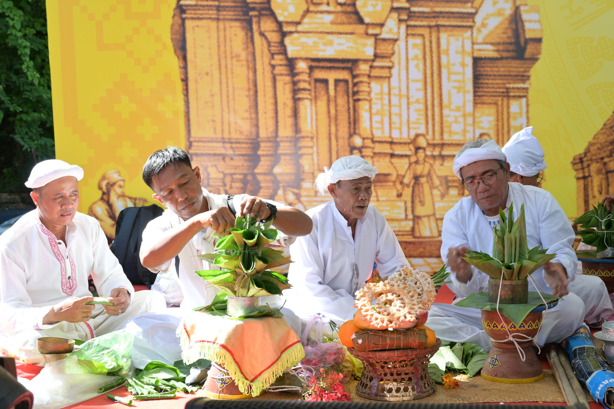 Các nghệ nhân đang trang trí lễ vật