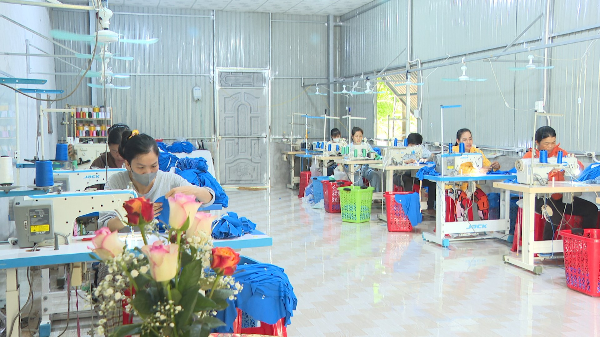 Cở sở may gia công tạo việc làm cho phụ nữ dân tộc thiểu số