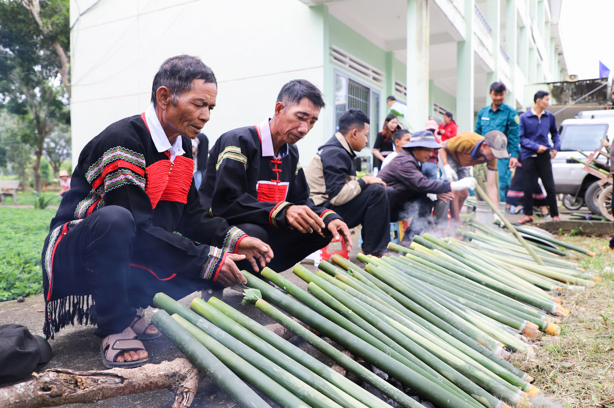 Đồng bào Ê đê xã Quảng Phú làm cơm lam, thịt nướng trong ngày lễ hội 