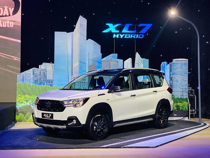 Đuôi xe Suzuki XL7 Hybrid mang nét cơ bắp và thực dụng