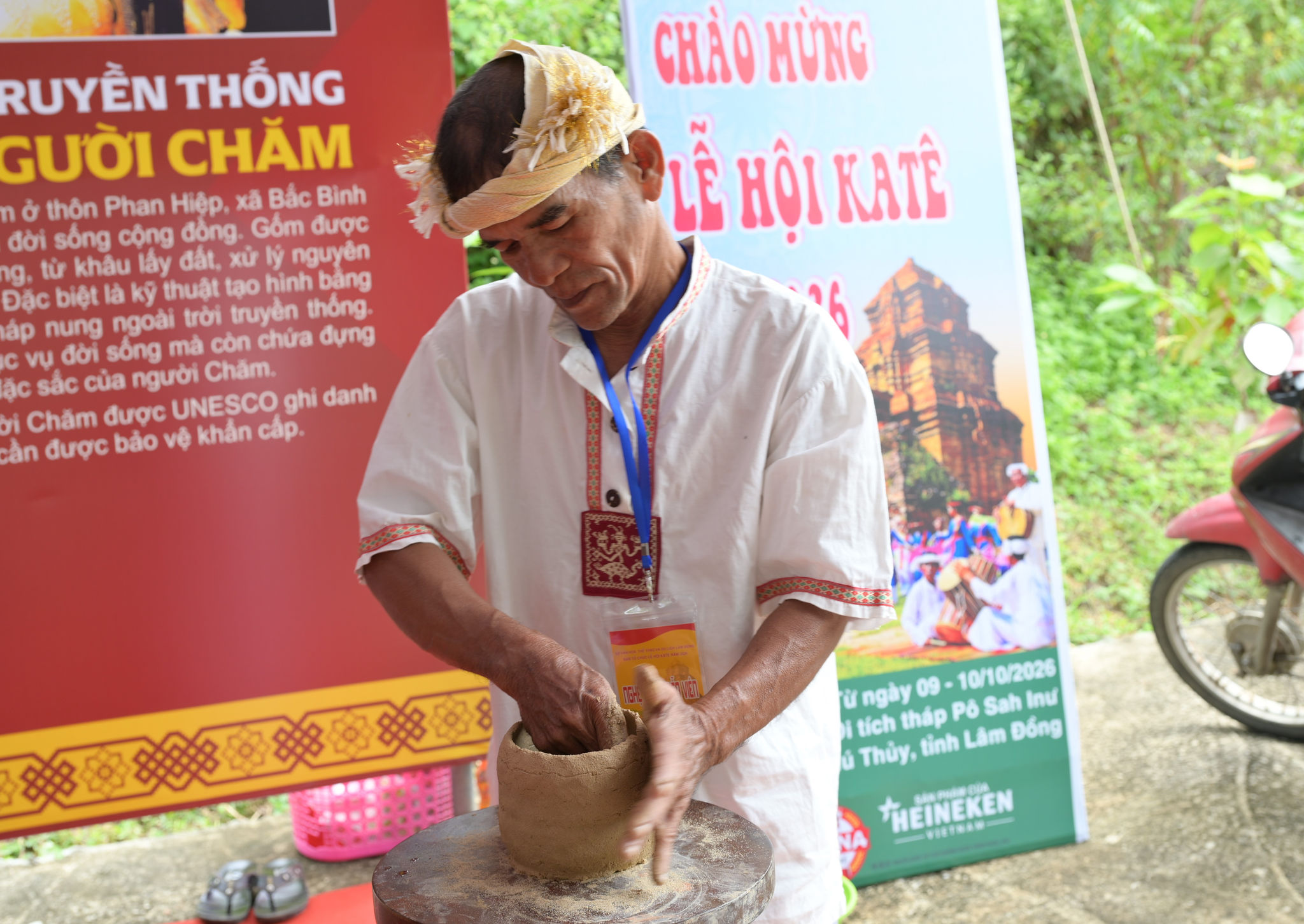 Nghệ nhân trình diễn làm nghề gốm thủ công