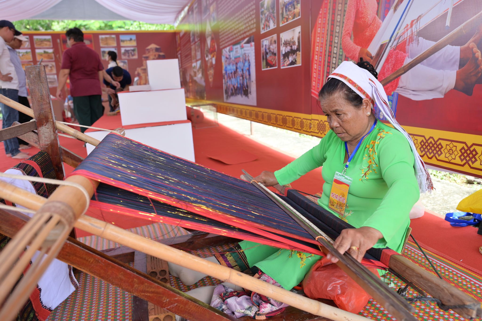 Nghệ nhân trình diễn nghề dệt thổ cẩm truyền thống của người Chăm