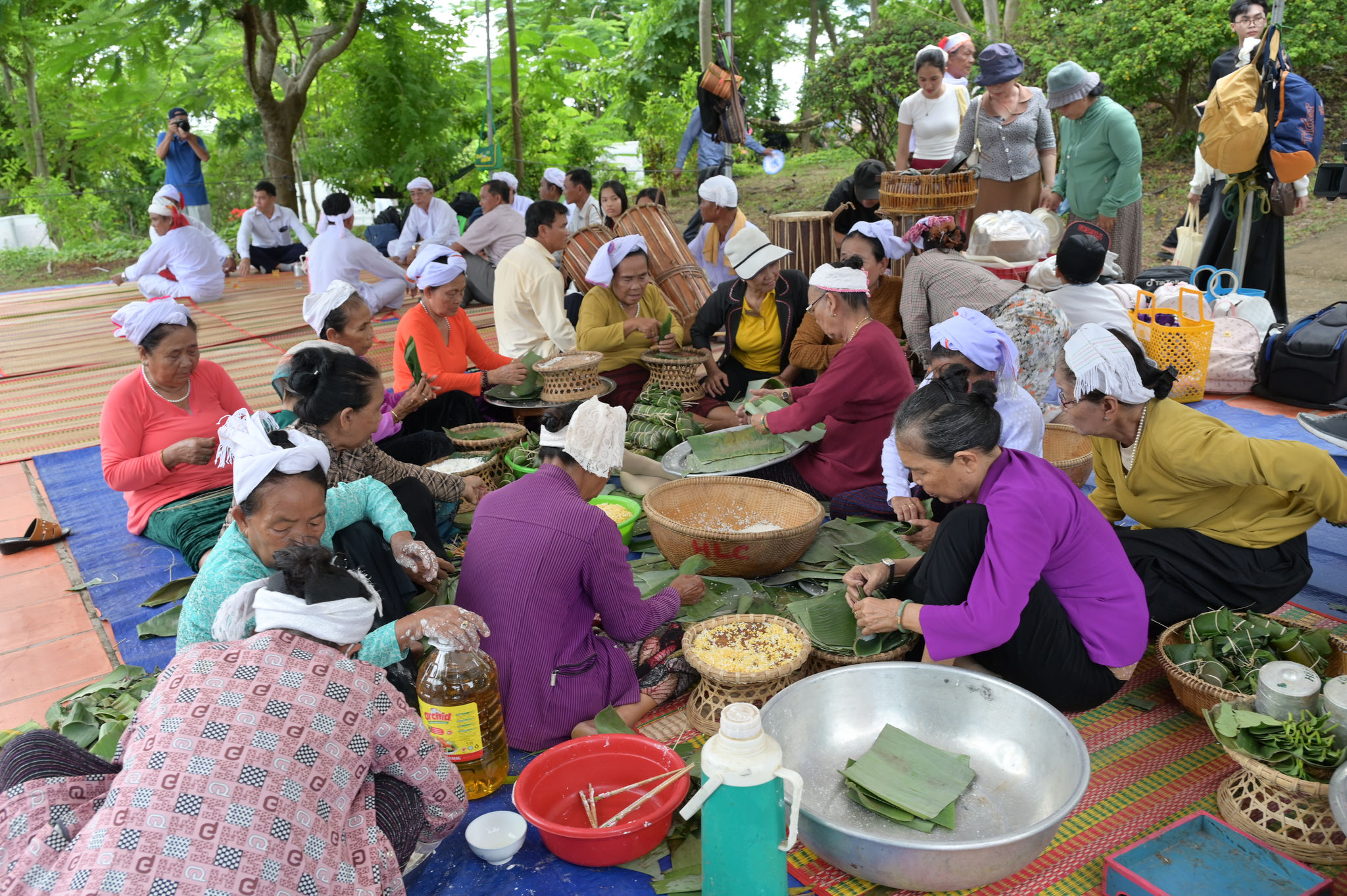 Những người phụ nữ có mặt từ sớm gói bánh để dâng lễ vật