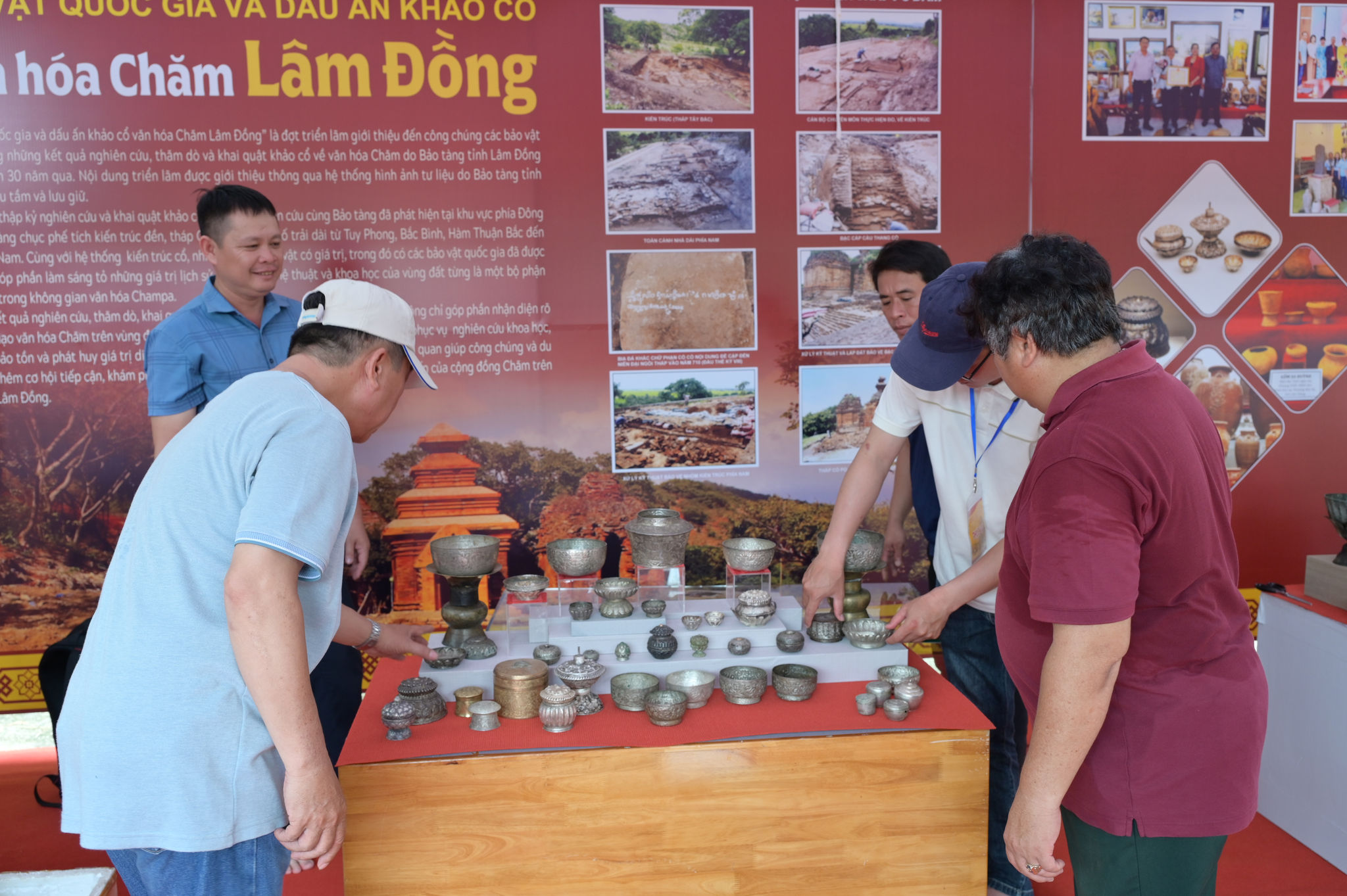 Ông Nguyễn Ngọc Ẩn - Giám đốc Bảo tàng Cổ vật Mũi Né (áo đỏ) đang sắp xếp không gian trưng bày với khoảng 100 hiện vật tiêu biểu về văn hóa Chăm