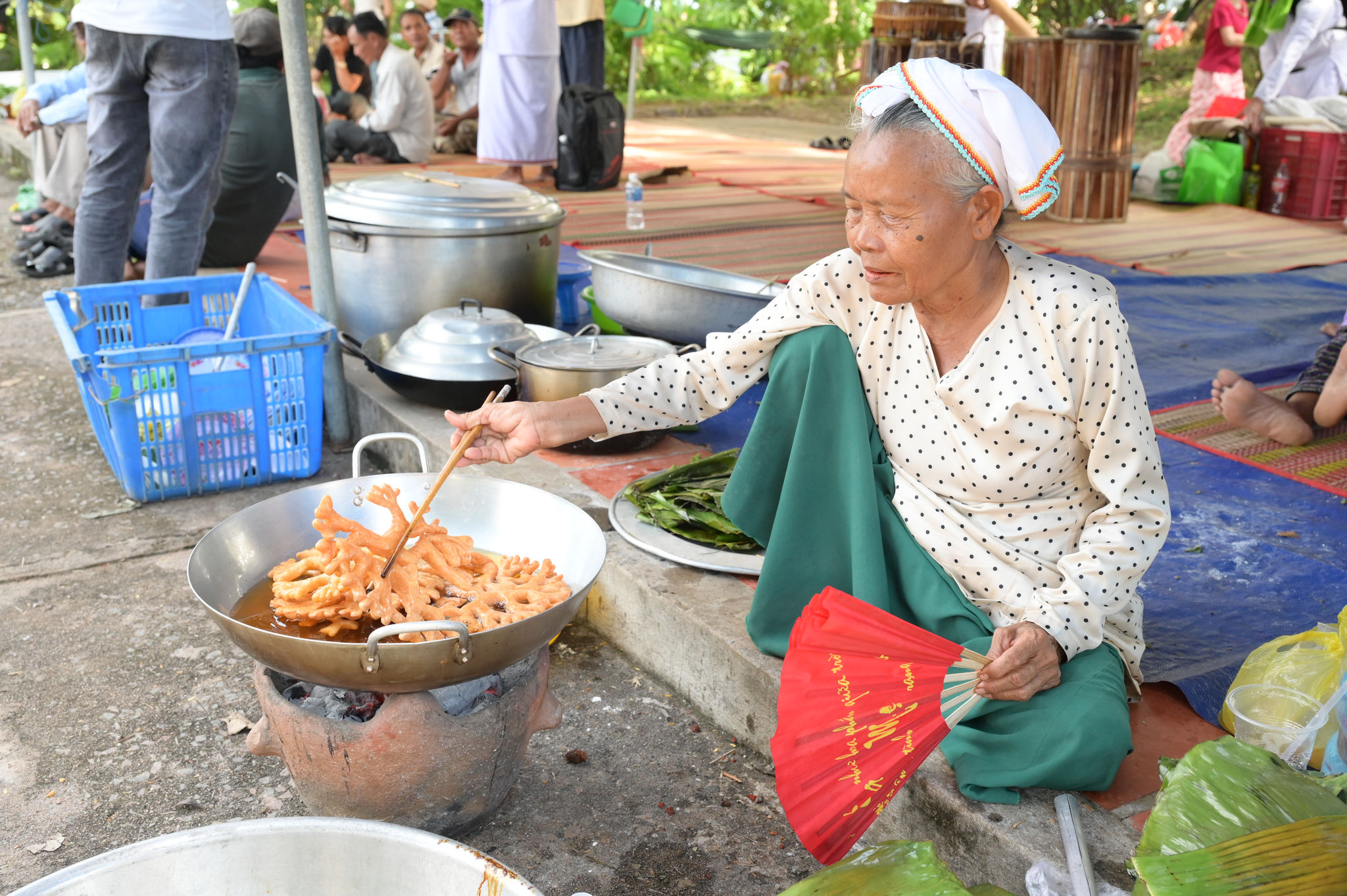 Phụ Nữ Chăm làm bánh Gừng loại bánh không thể thiếu trong ngày hội Ka tê