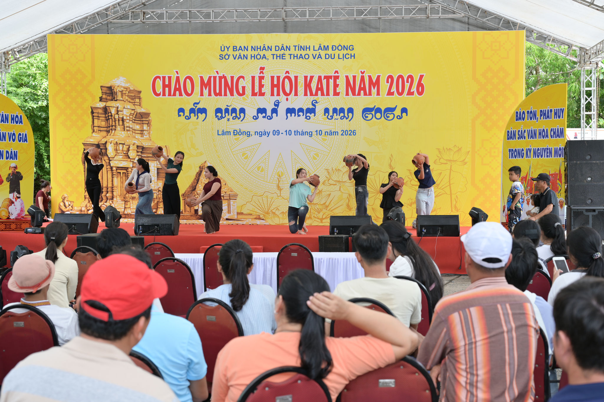 Tập dợt các tiết mục văn ghệ cho lễ hội