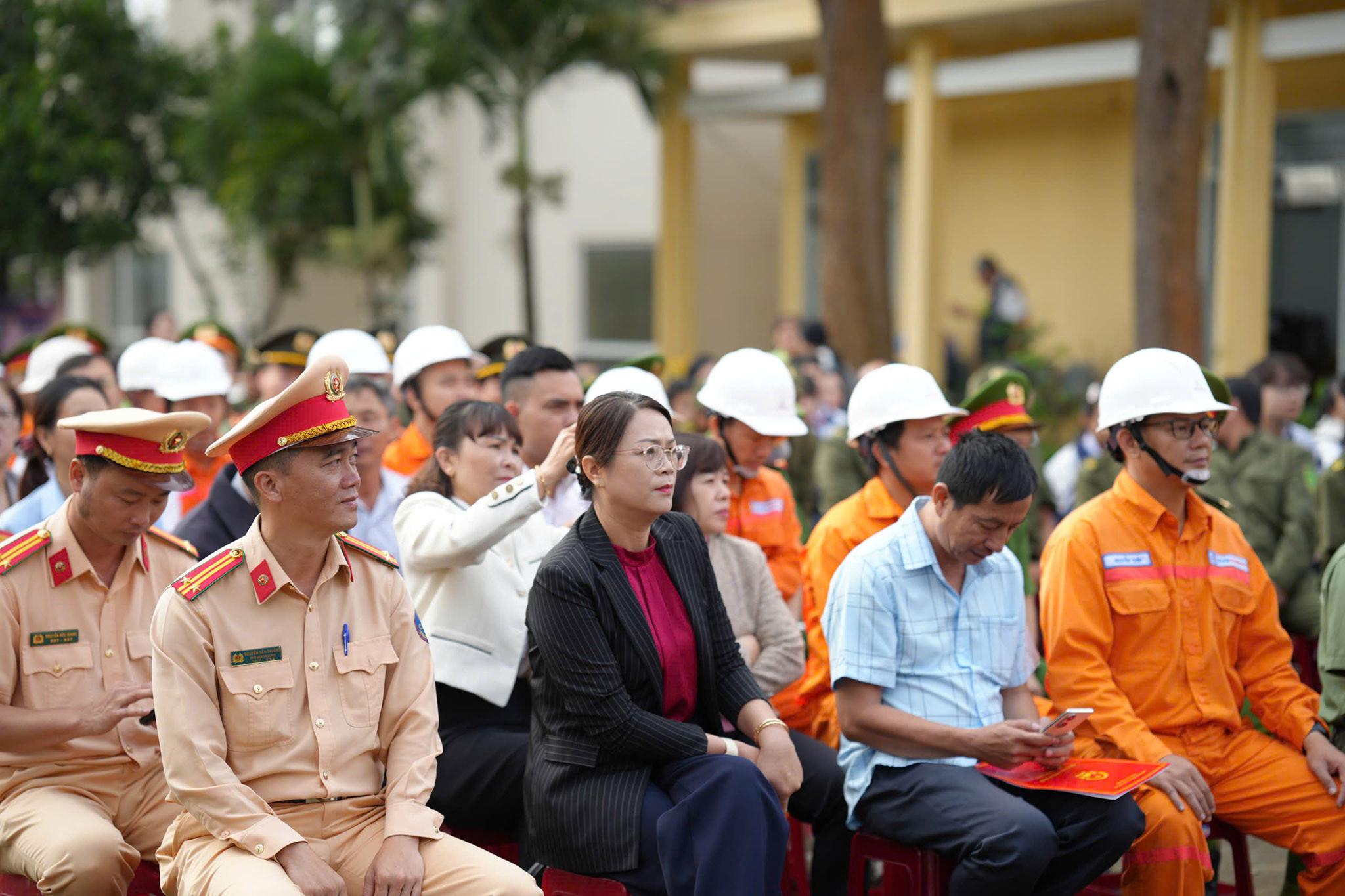 3. Lực lượng Cảnh sát giao thông và đại biểu tham dự lễ ra mắt mô hình điểm “Xã Ninh Gia an toàn giao thông”. Ảnh Lê Tiến.