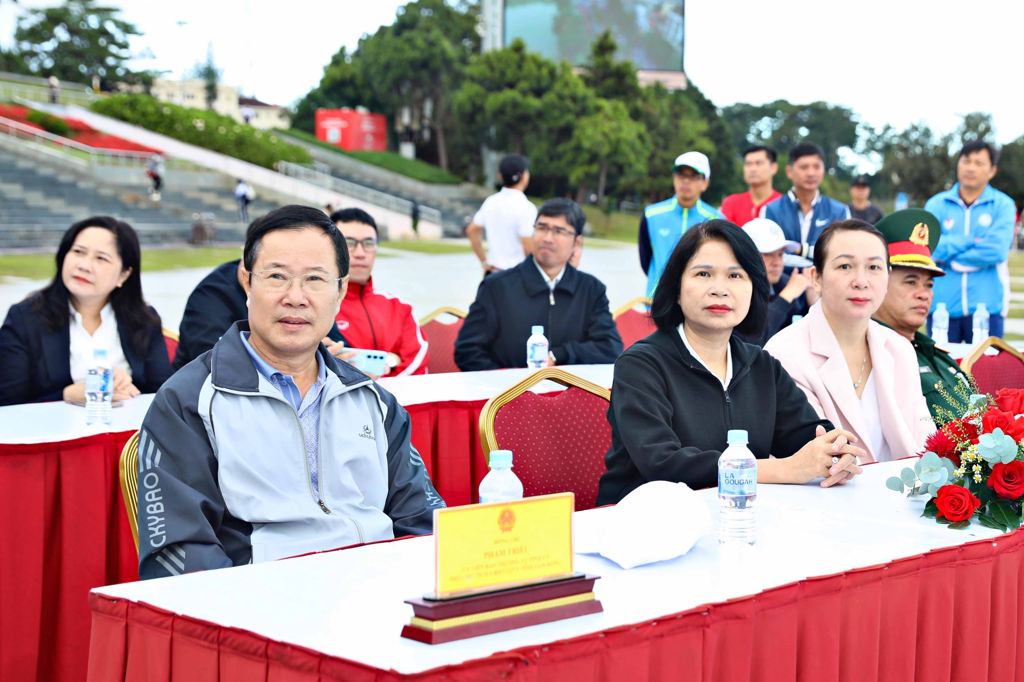 Đồng chí Phạm Triều, Ủy viên Ban Thường vụ Tỉnh ủy, Phó Chủ tịch Thường trực Ủy ban MTTQVN tỉnh (bên trái) và lãnh đạo các sở, ngành tham dự Lễ phát động sáng nay
