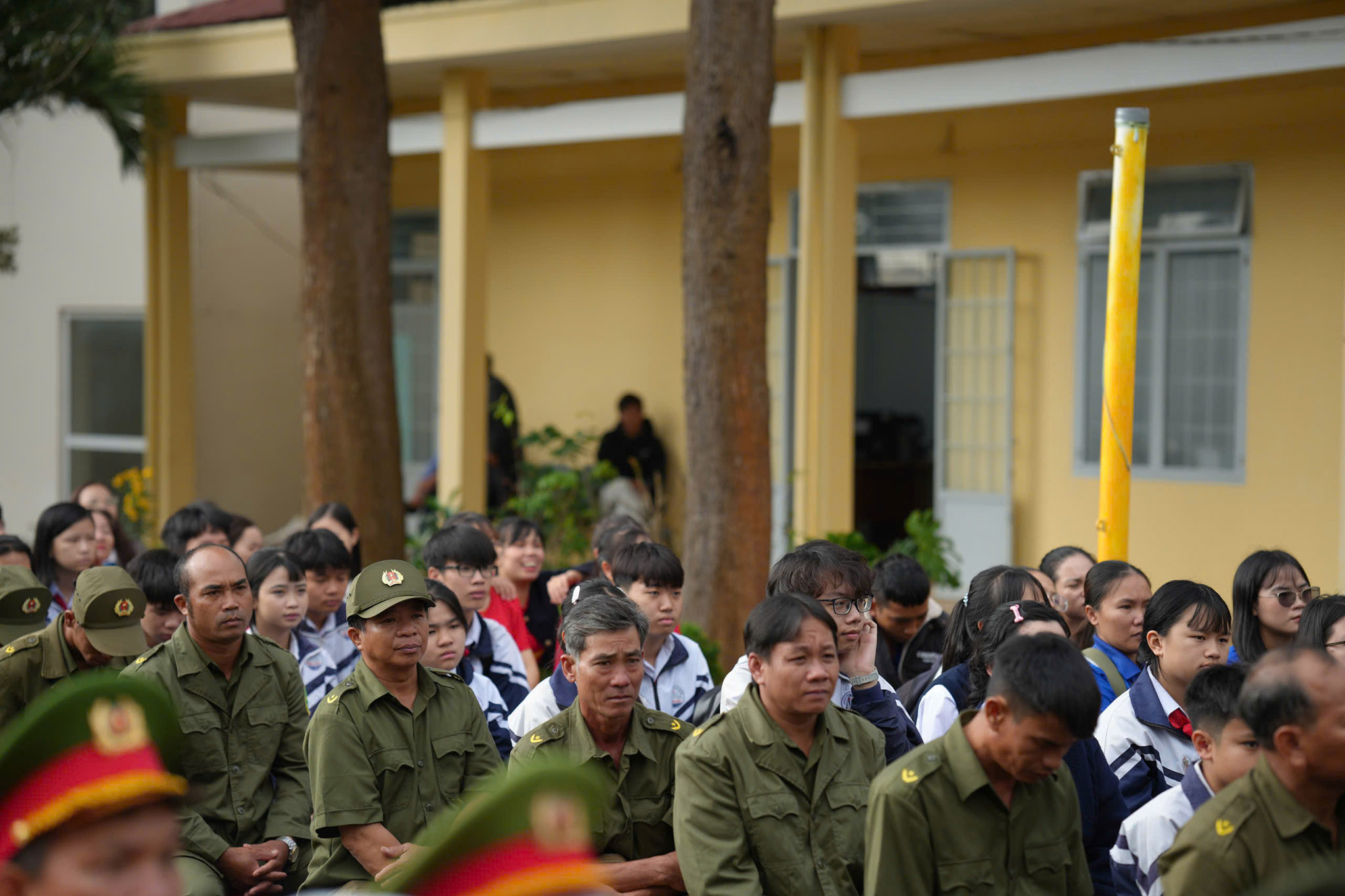 5. Người dân, lực lượng chức năng và học sinh tham dự chương trình, cùng lan tỏa ý thức chấp hành pháp luật về trật tự, an toàn giao thông. Ảnh Lê Tiến.
