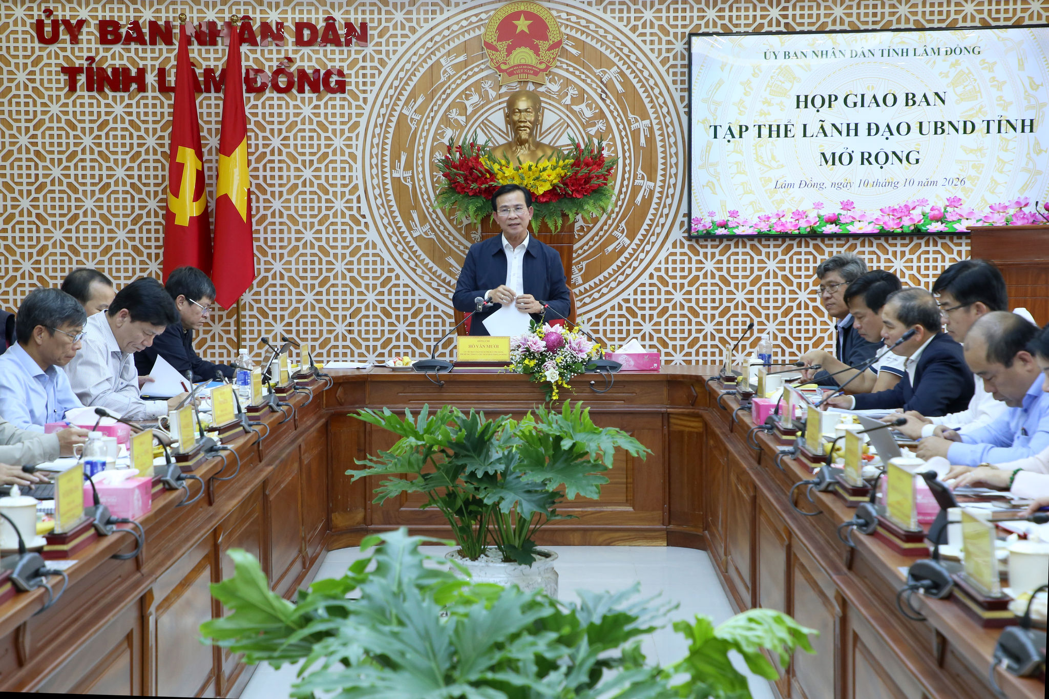 Đồng chí Hồ Văn Mười, Ủy viên Ban Chấp hành Trung ương Đảng, Phó Bí thư Tỉnh ủy, Chủ tịch UBND tỉnh phát biểu kết luận cuộc họp