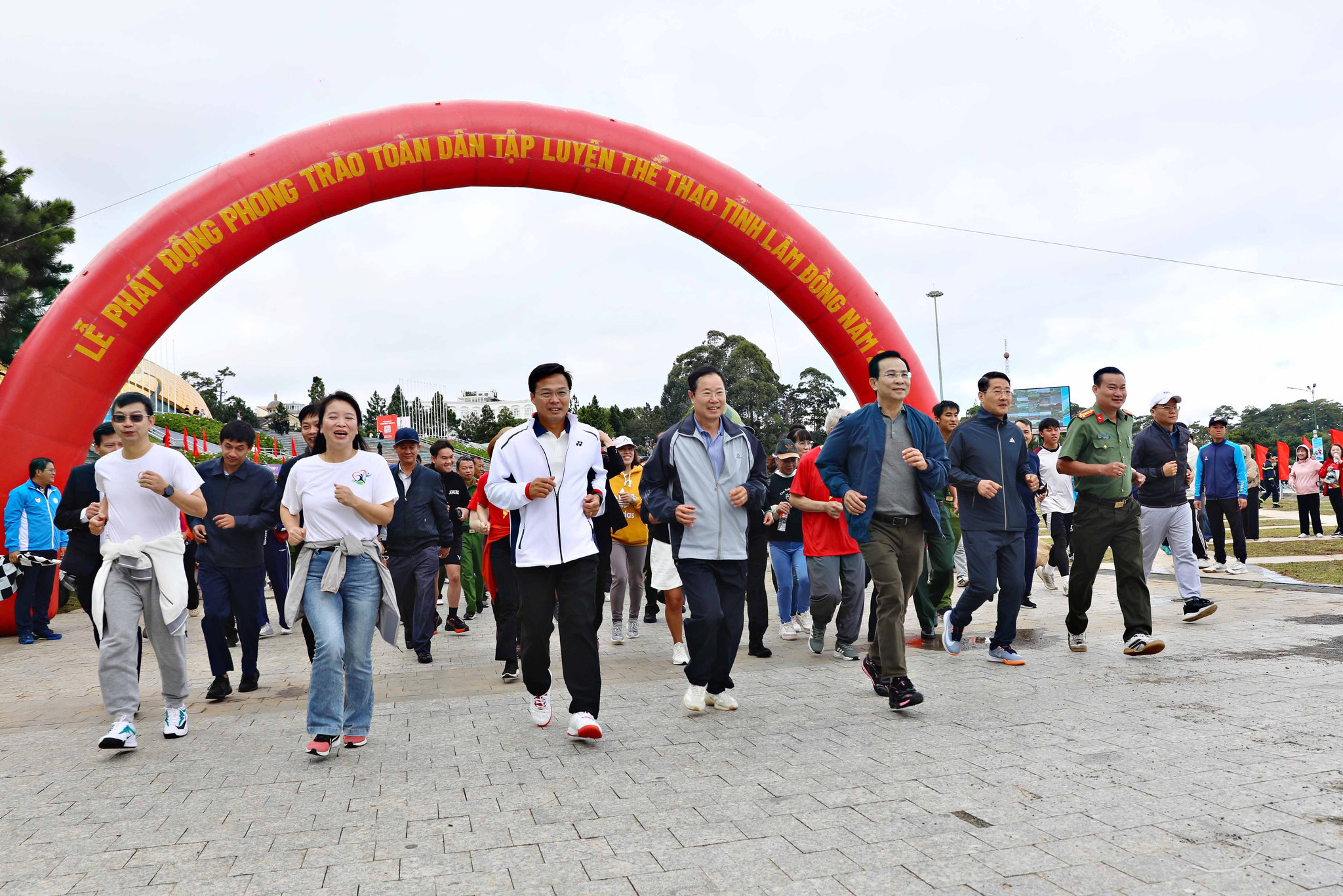 Chủ tịch UBND tỉnh Lâm Đồng Hồ Văn Mười cùng các đại biểu tham gia chạy hưởng ứng phong sáng nay
