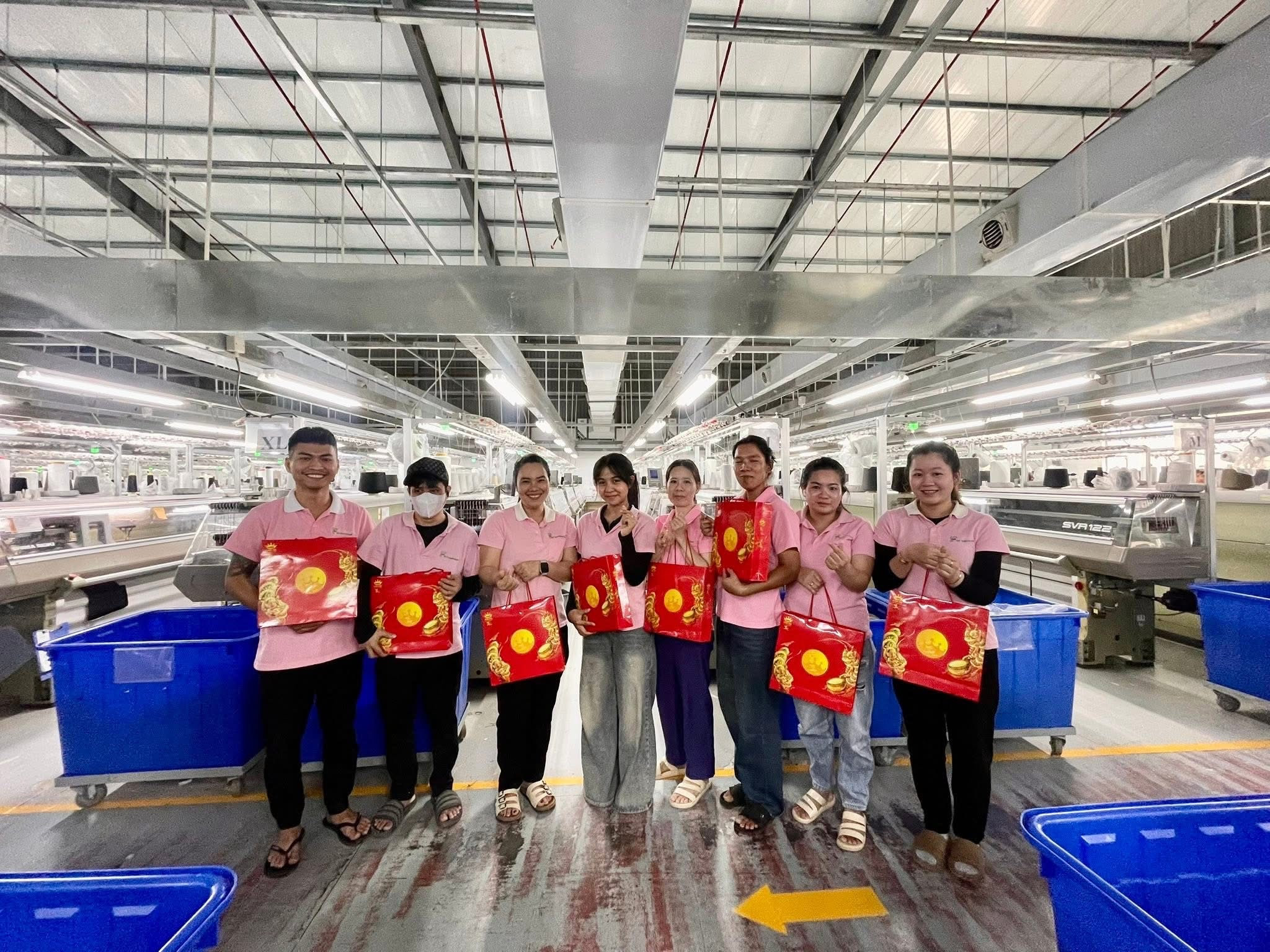 Chi nhánh First Team Lâm Đồng tặng quà Trung thu cho công nhân ngay tại xưởng
