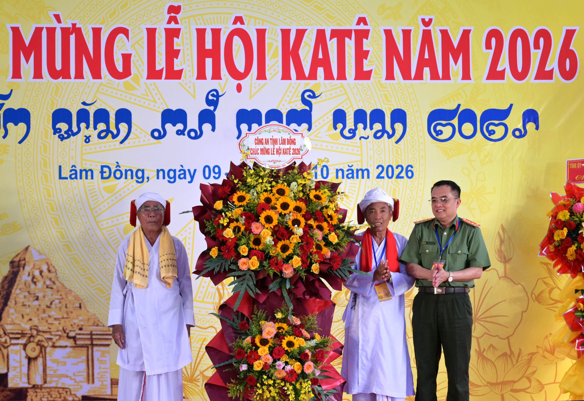 dai-ta-huynh-ngoc-liem-pho-giam-doc-cong-an-tinh-len-tang-hoa-chuc-mung-hoi-dong-chuc-sac-balamon-giao-tinh-lam-dong(1).jpg