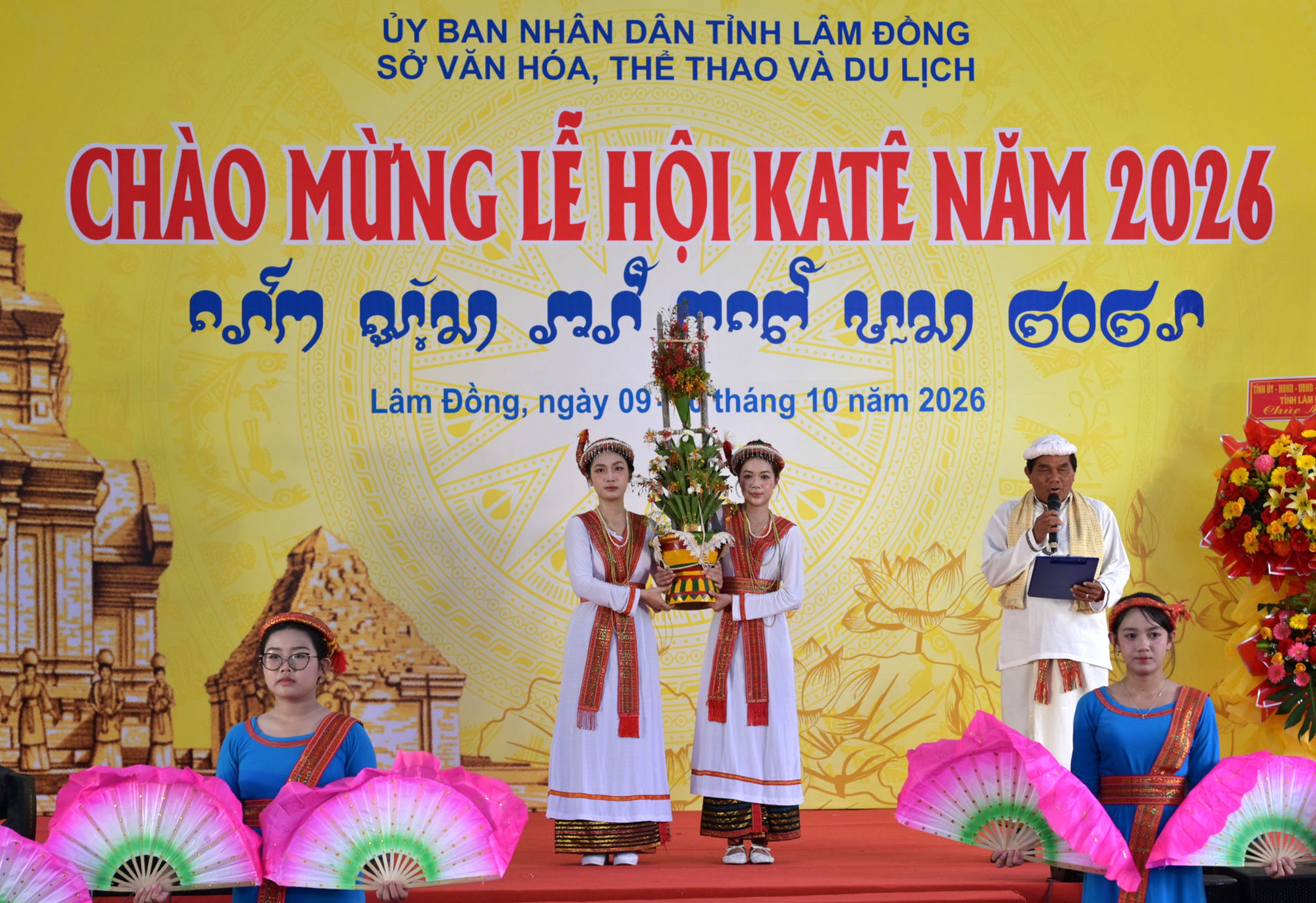 duoi-su-dieu-hanh-cua-cac-chuc-sac-ton-giao-le-ruoc-y-trang-cua-nu-than-dien-ra-nghiem-trang(1).jpg