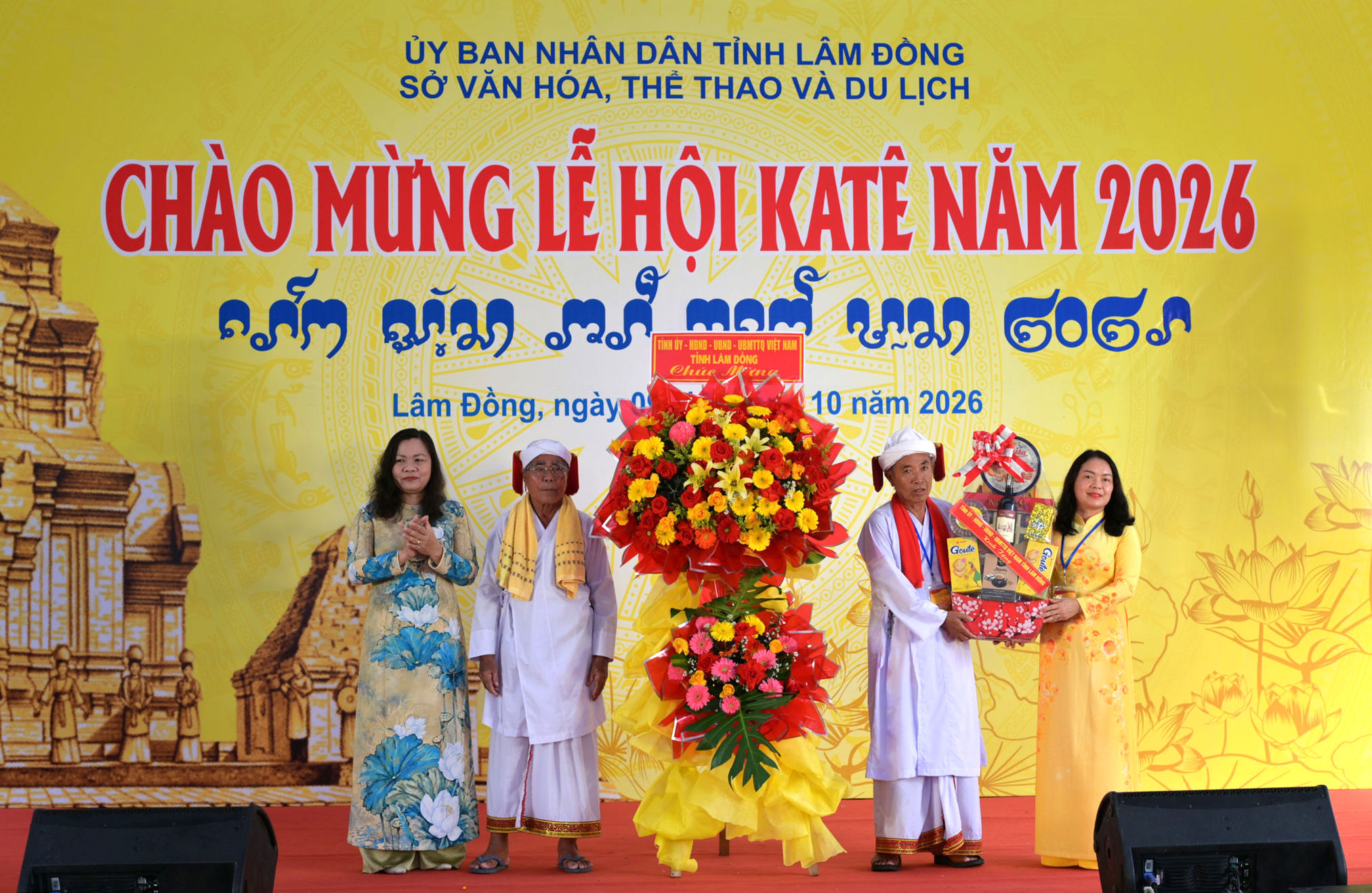lanh-dao-tinh-tang-qua-va-hoa-chuc-mung-hoi-dong-chuc-sac-balamon-giao-tinh-lam-dong-va-dong-bao-cham-nhan-dip-le-hoi-kate-nam-2026(1).jpg