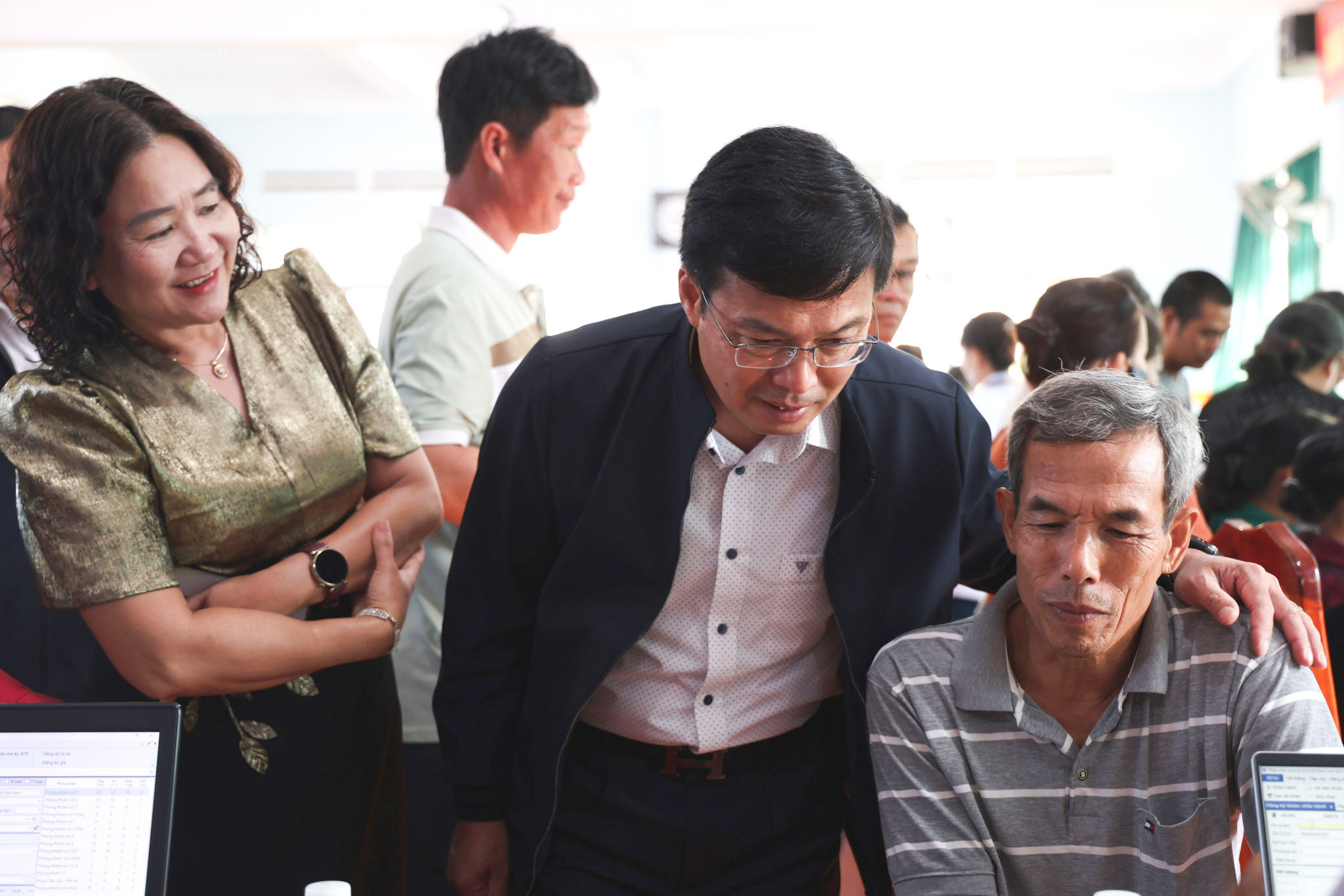 Phó Chủ tịch UBND tỉnh Đinh Văn Tuấn động viên, thăm hỏi người dân tại điểm khám bệnh xã Phú Sơn Lâm Hà