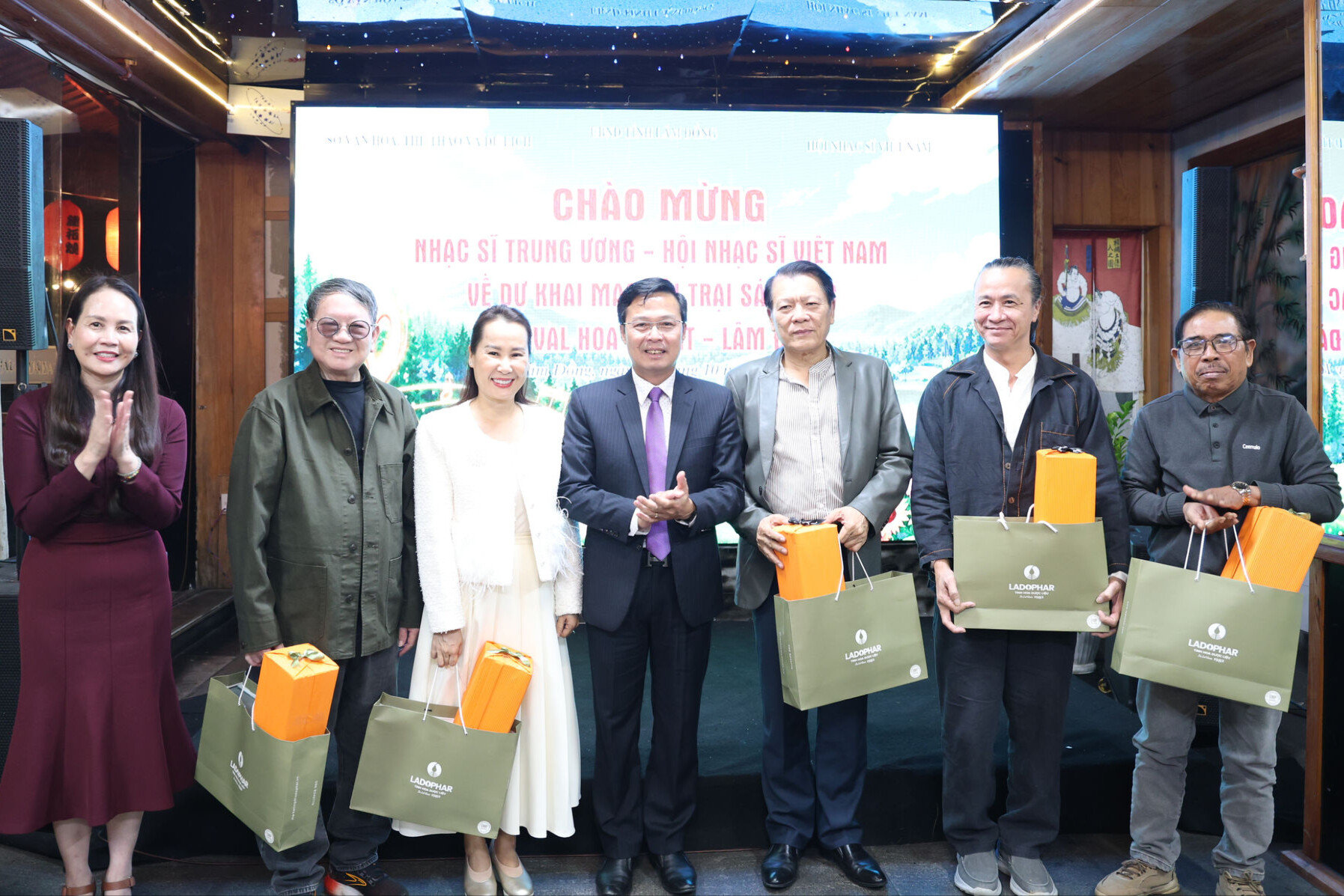 tinh-lam-dong-tang-qua-cho-cac-nhac-si(1).jpg