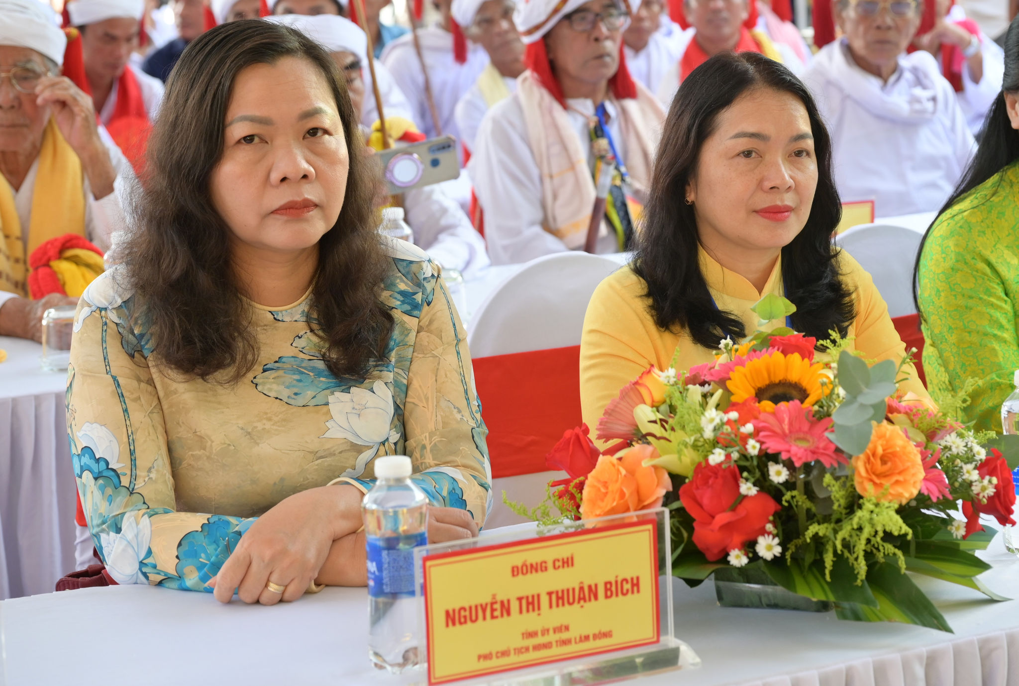 Tỉnh ủy viên - Phó Chủ tịch HĐND tỉnh Nguyễn Thị Thuận Bích (bên trái) dự lễ khai mạc Lễ hội Ka tê