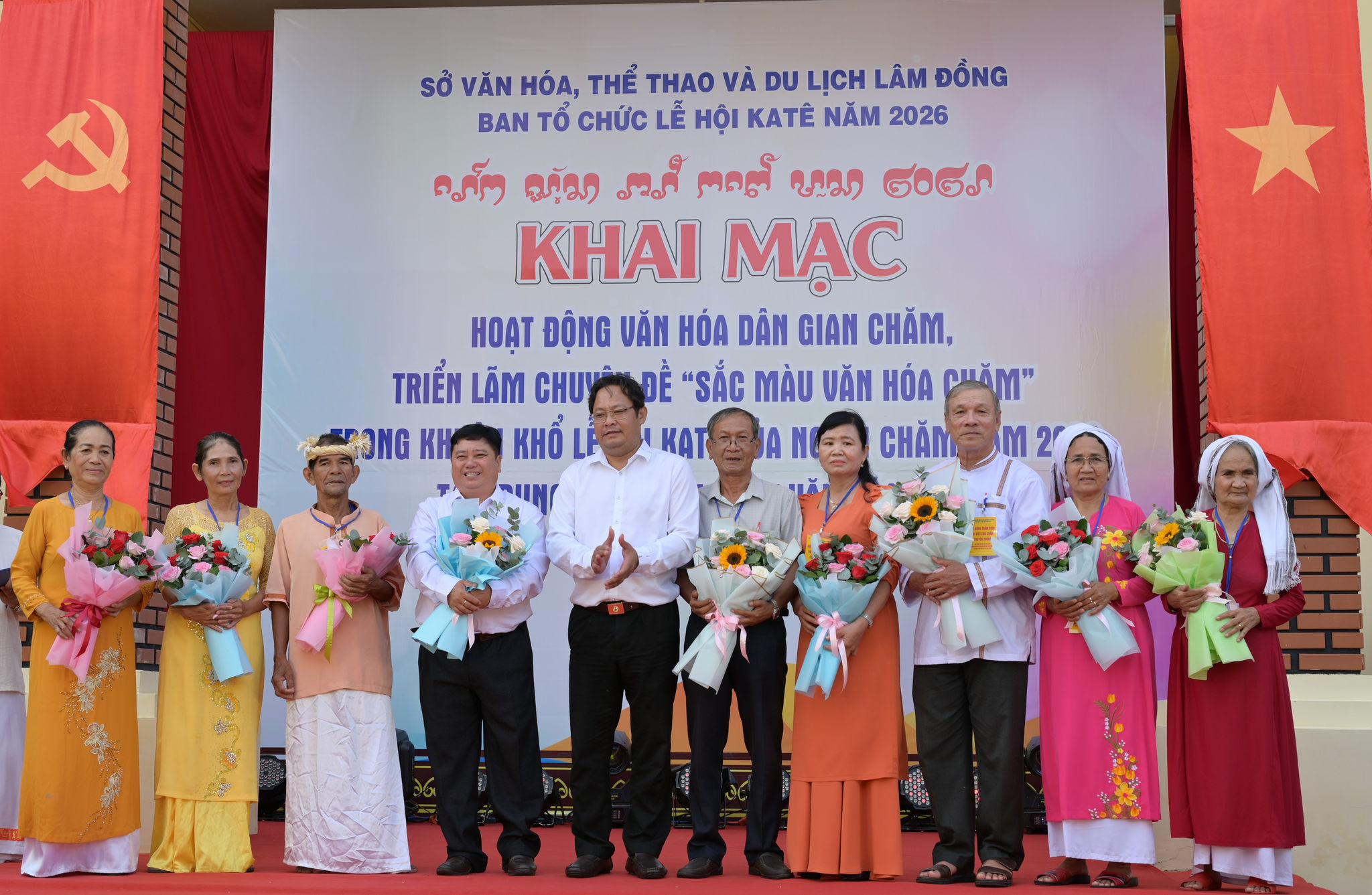 Ban Tổ chức Lễ hội Ka tê tặng hoa cảm ơn các nghệ nhân, tri thức, nhà tài trợ lễ hội