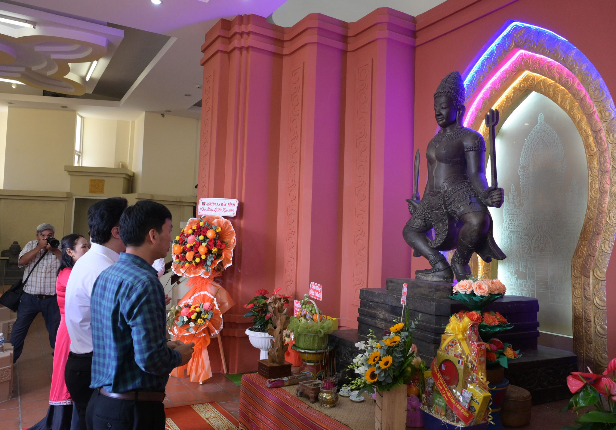Các đại biểu thắp nhang đền thờ thần Shiva