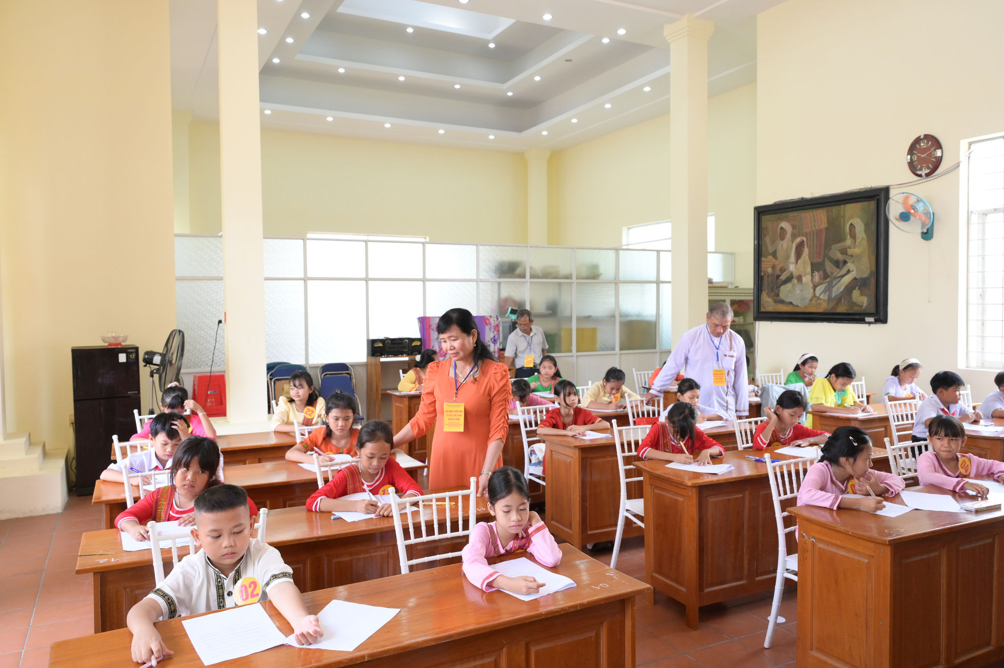 Các em học sinh đang tham gia thi viết chữ Chăm