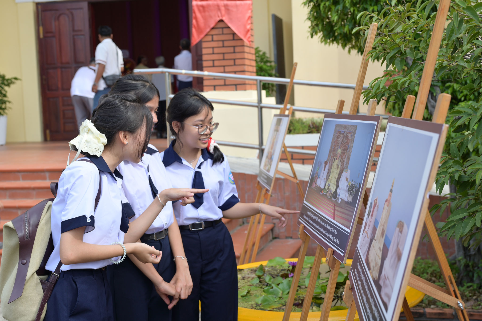 Các em học sinh xem triển lãm Sắc màu văn hóa Chăm