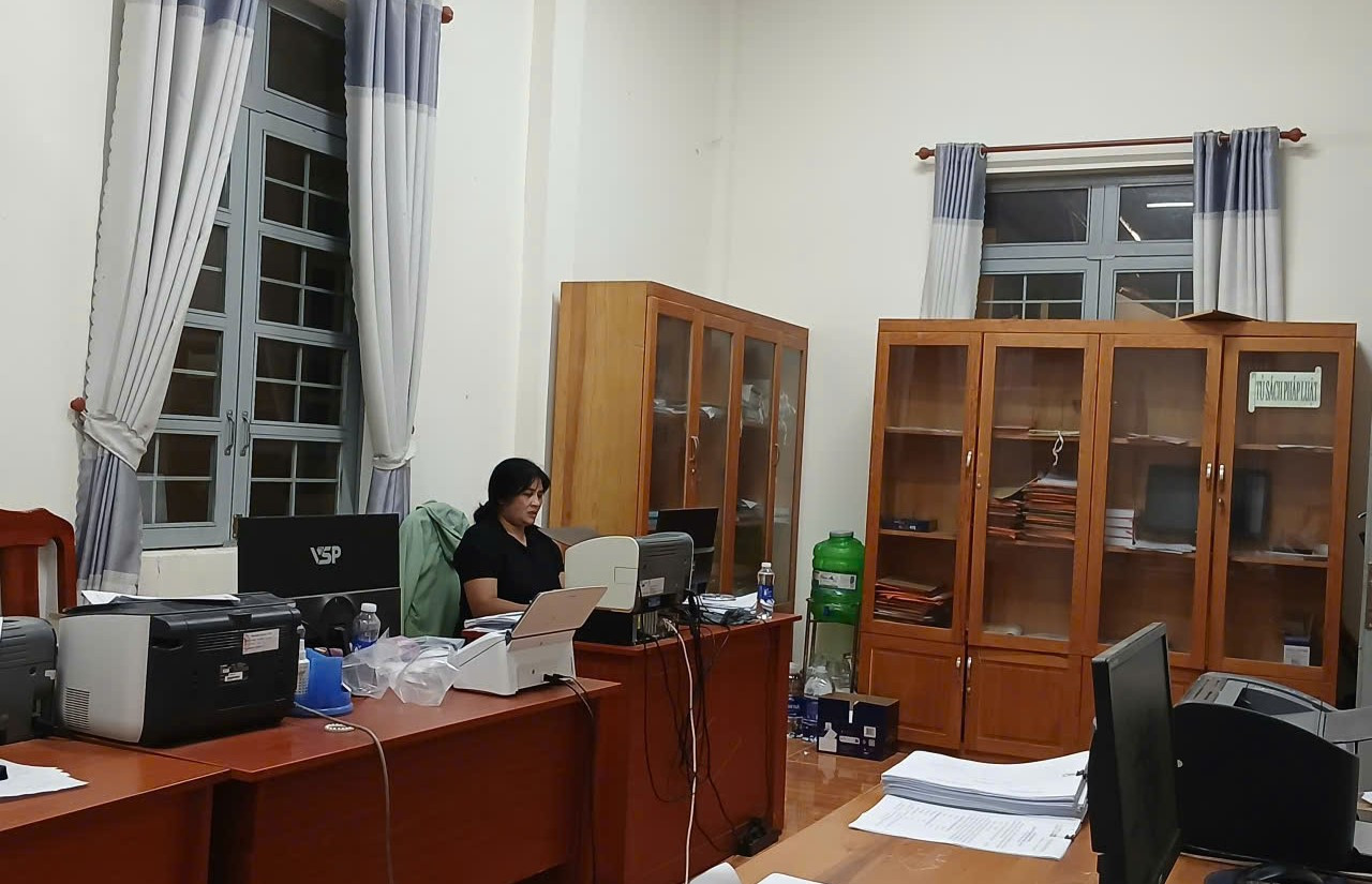 Cán bộ xã Đam Rông 4 xử lý hồ sơ số hóa đảng viên