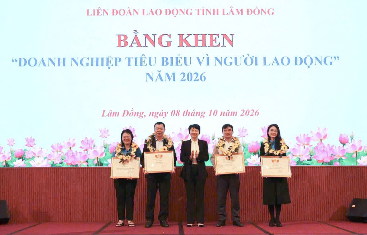 dong-chi-pham-thi-phuc-trao-bang-khen-dn-vi-nguoi-lao-dong.jpg
