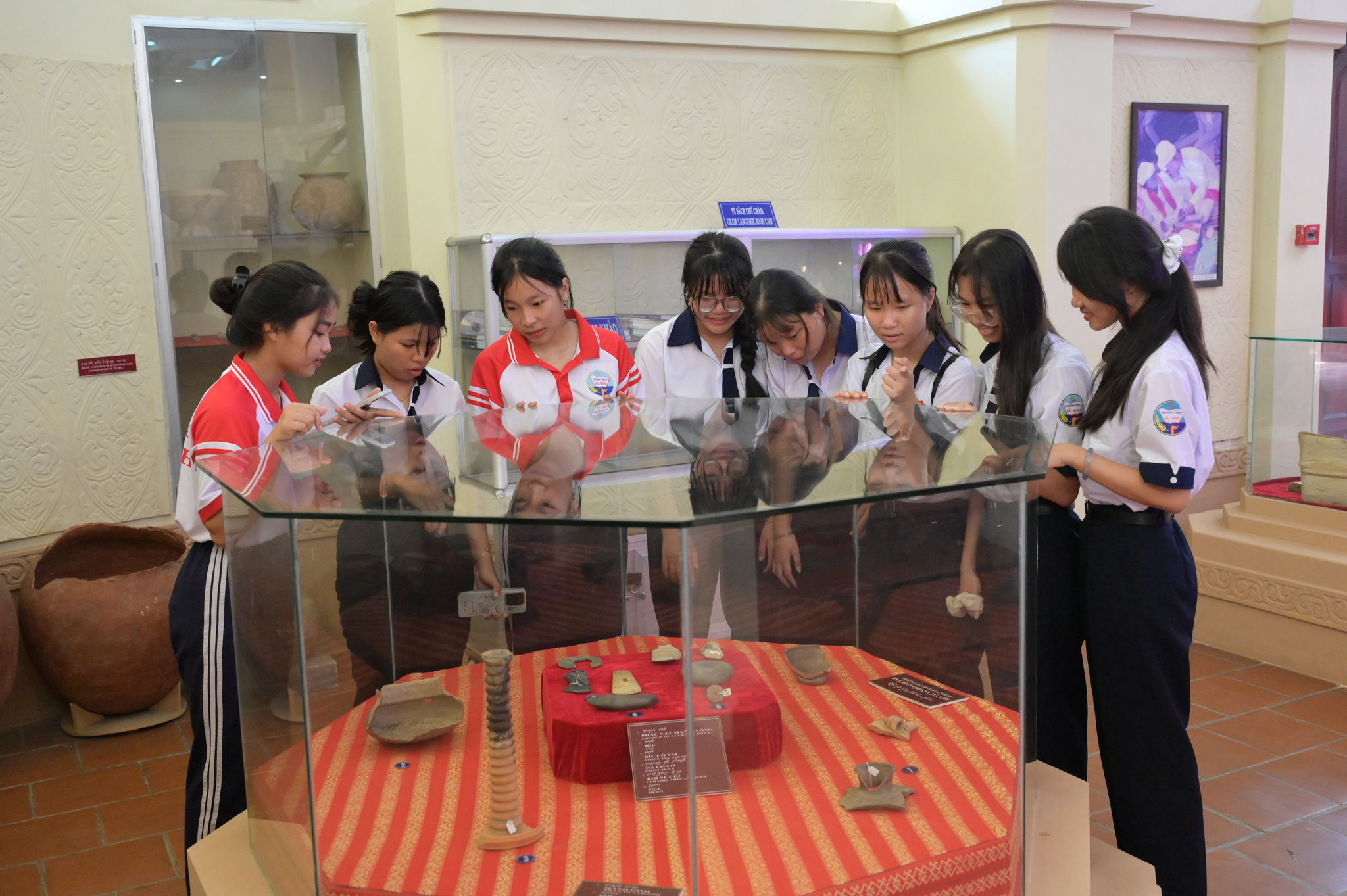 Học sinh tham quan Trung tâm trưng bày văn hóa Chăm