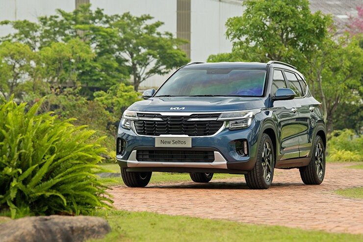 Phần đầu xe KIA Seltos với cụm đèn chiếu sáng sắc sảo