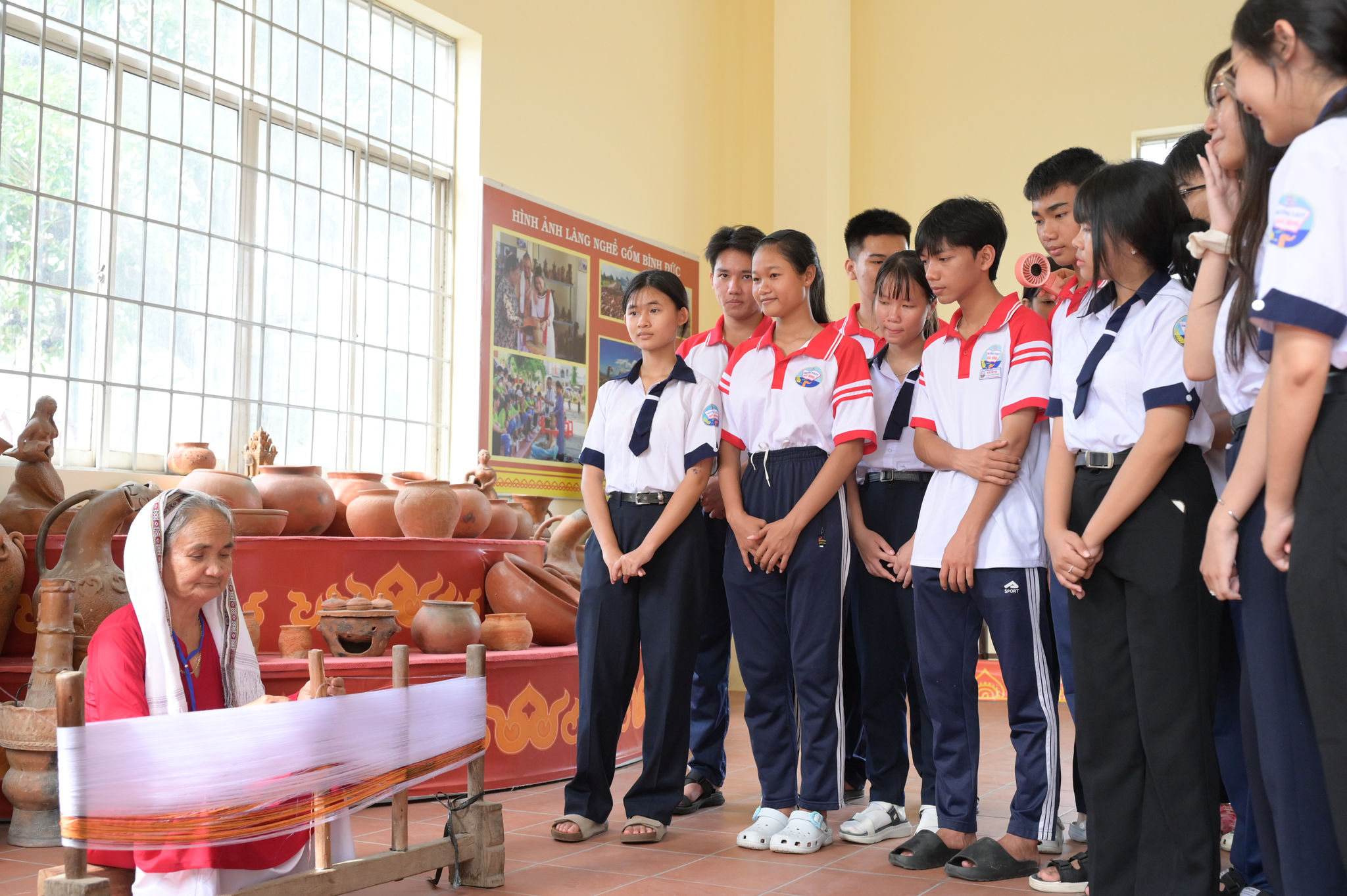 Xem các nghệ nhân người Chăm dệt vải