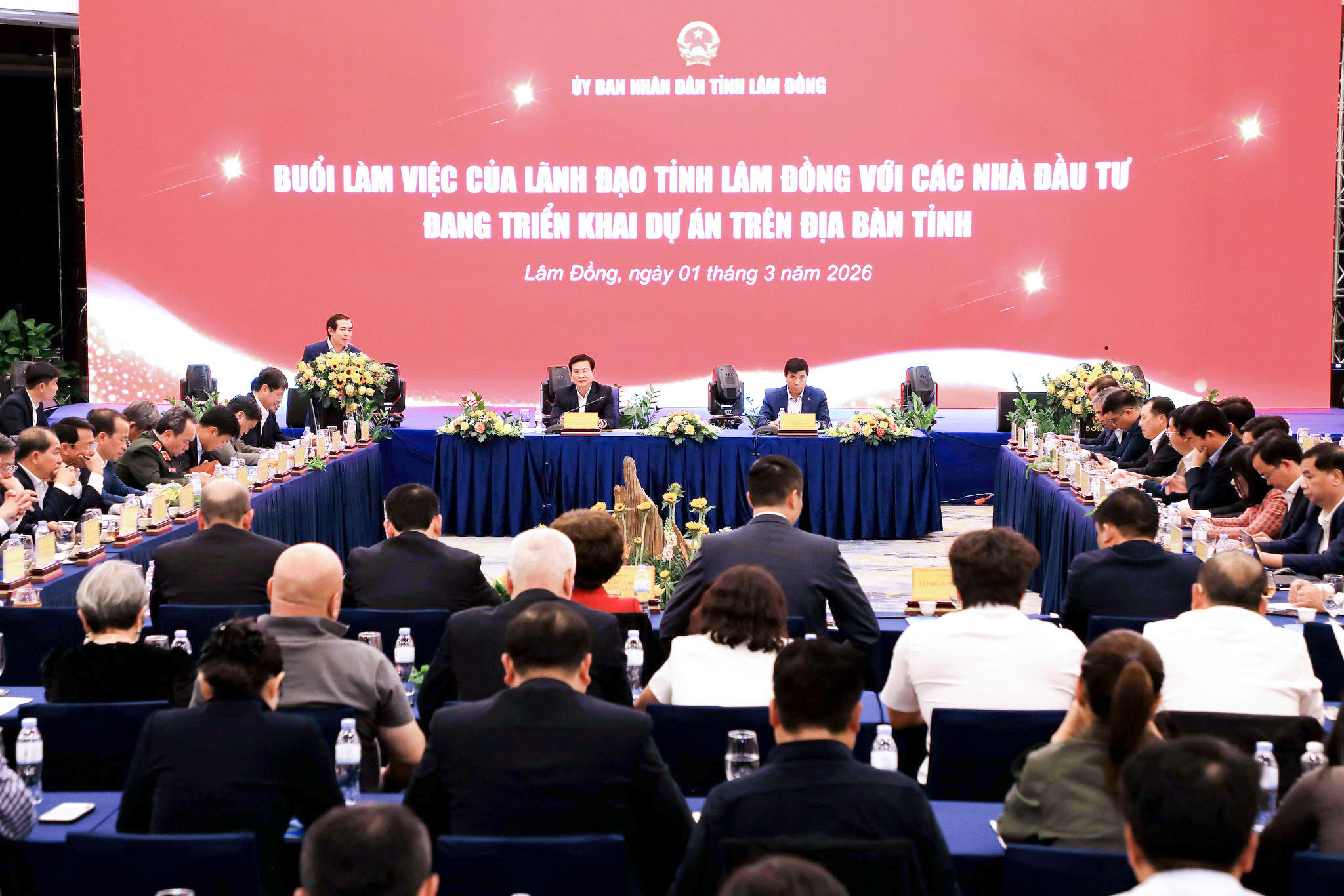 1-dong-dao-cac-dai-bieu-du-hoi-buoi-lam-viec-cua-lanh-dao-tinh-lam-dong-voi-cac-nha-dau-tu(1).jpg